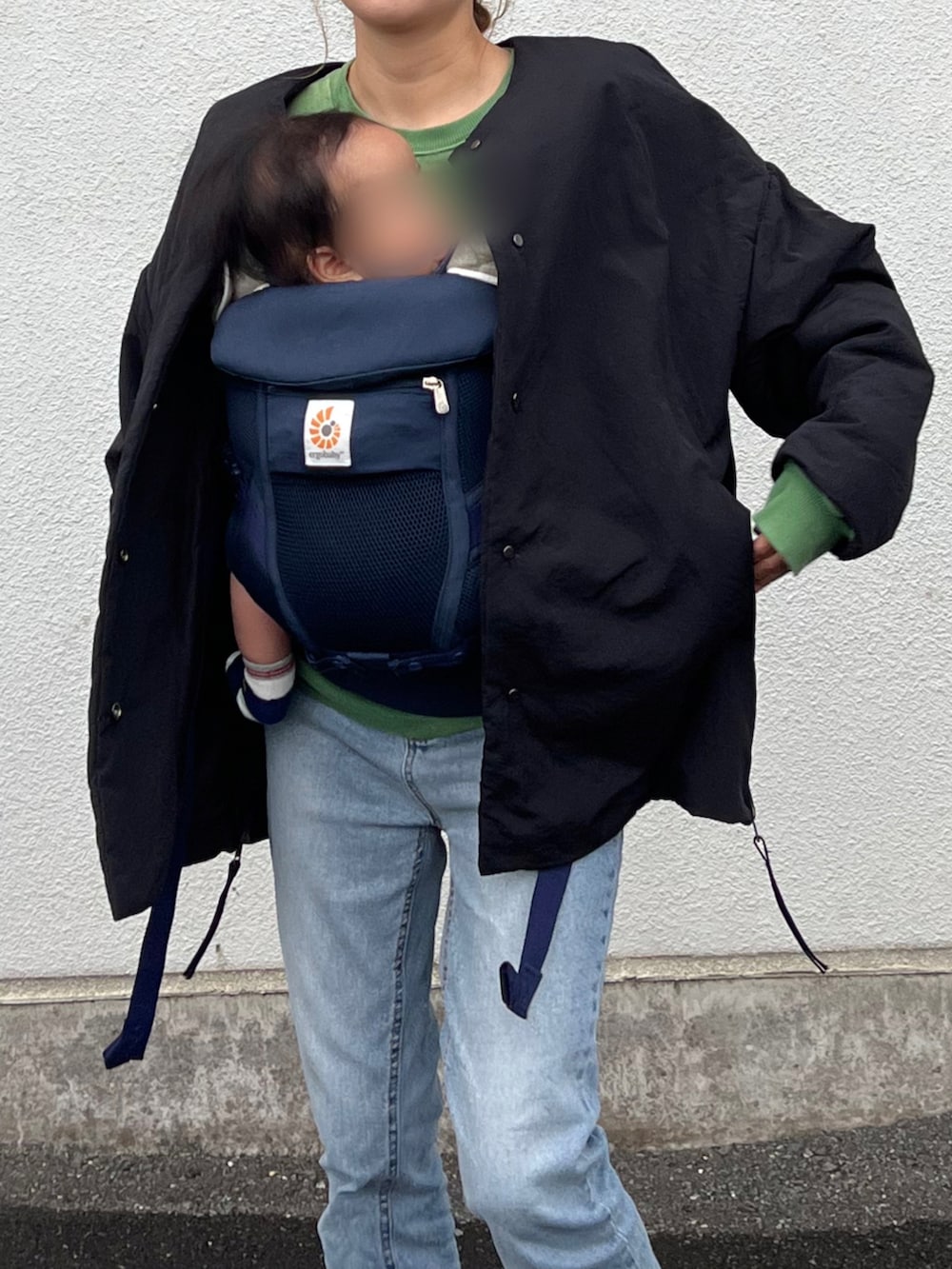 ホワイト系のスニーカー、グリーン系のスウェット、ブラック系のその他アウターを着用したレディースの秋コーディネートの3枚目の写真