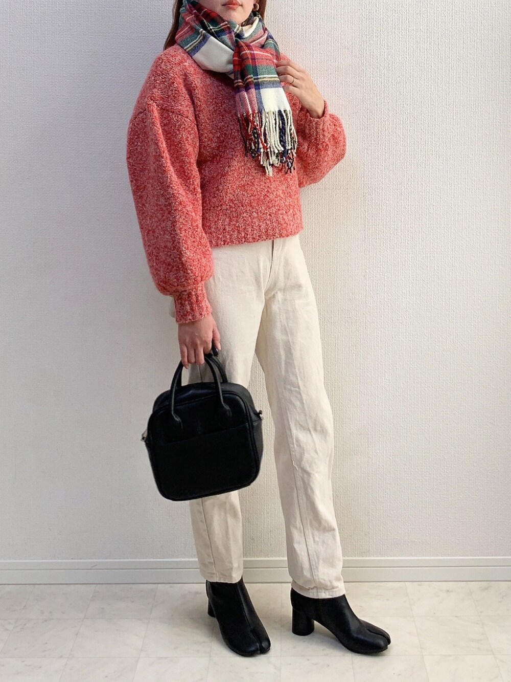 レッド系のカーディガン/ボレロ、ベージュ系のその他パンツ、ブラック系のバッグを着用したレディースの冬コーディネートの2枚目の写真