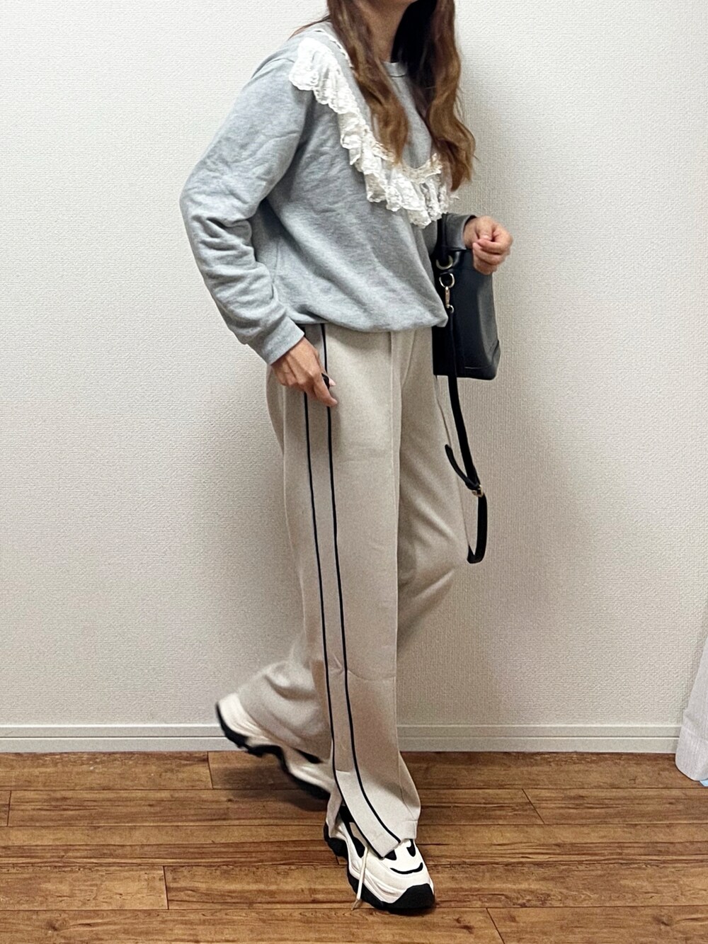 ベージュ系のスウェットパンツを着用したレディースの秋コーディネートの2枚目の写真