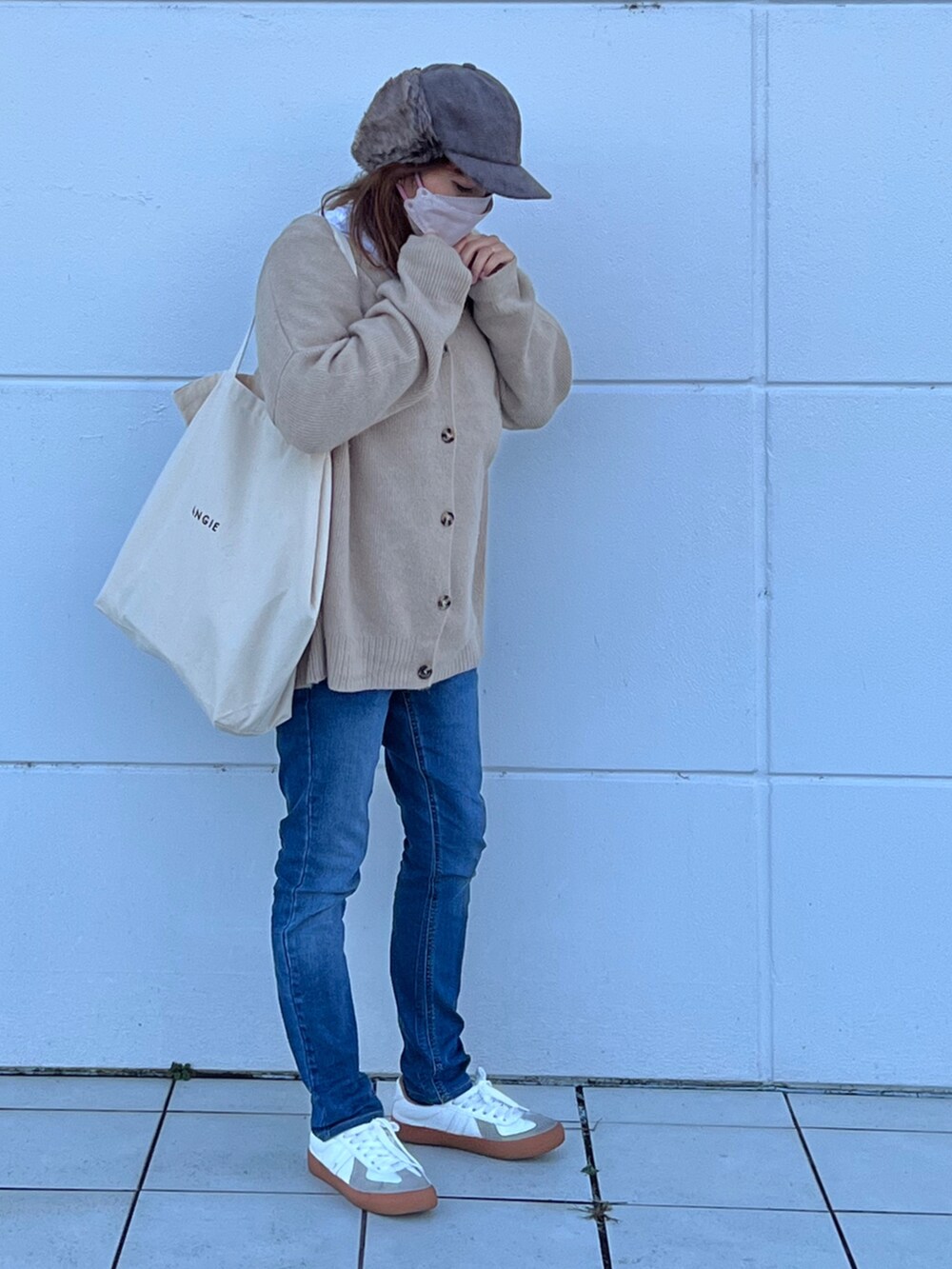 「大人カジュアル、休日コーデ、秋服、カーディガン、パンツコーデ、ラフコーデ、シンプルコーデ、オーバーサイズ、マタニティ、フライトキャップ」｜「ANGIEのオーバーサイズVネックニットカーディガン（カーディガン/ボレロ、ベージュ系）」を使った、anmiさん（レディース・156cm）の秋コーディネートの3枚目の写真