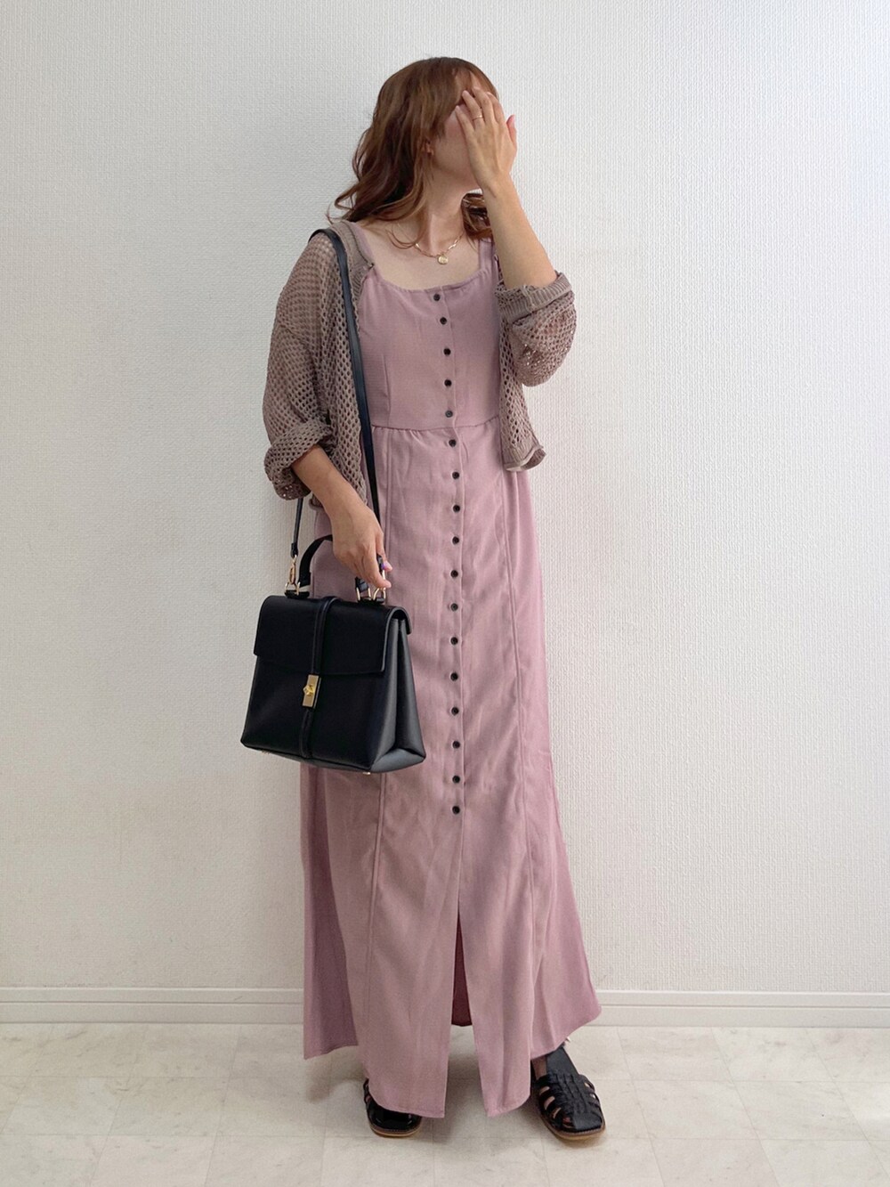 ブラック系のバッグ、ブラック系のサンダル、ブラウン系のトップスを着用したレディースの夏コーディネートの3枚目の写真