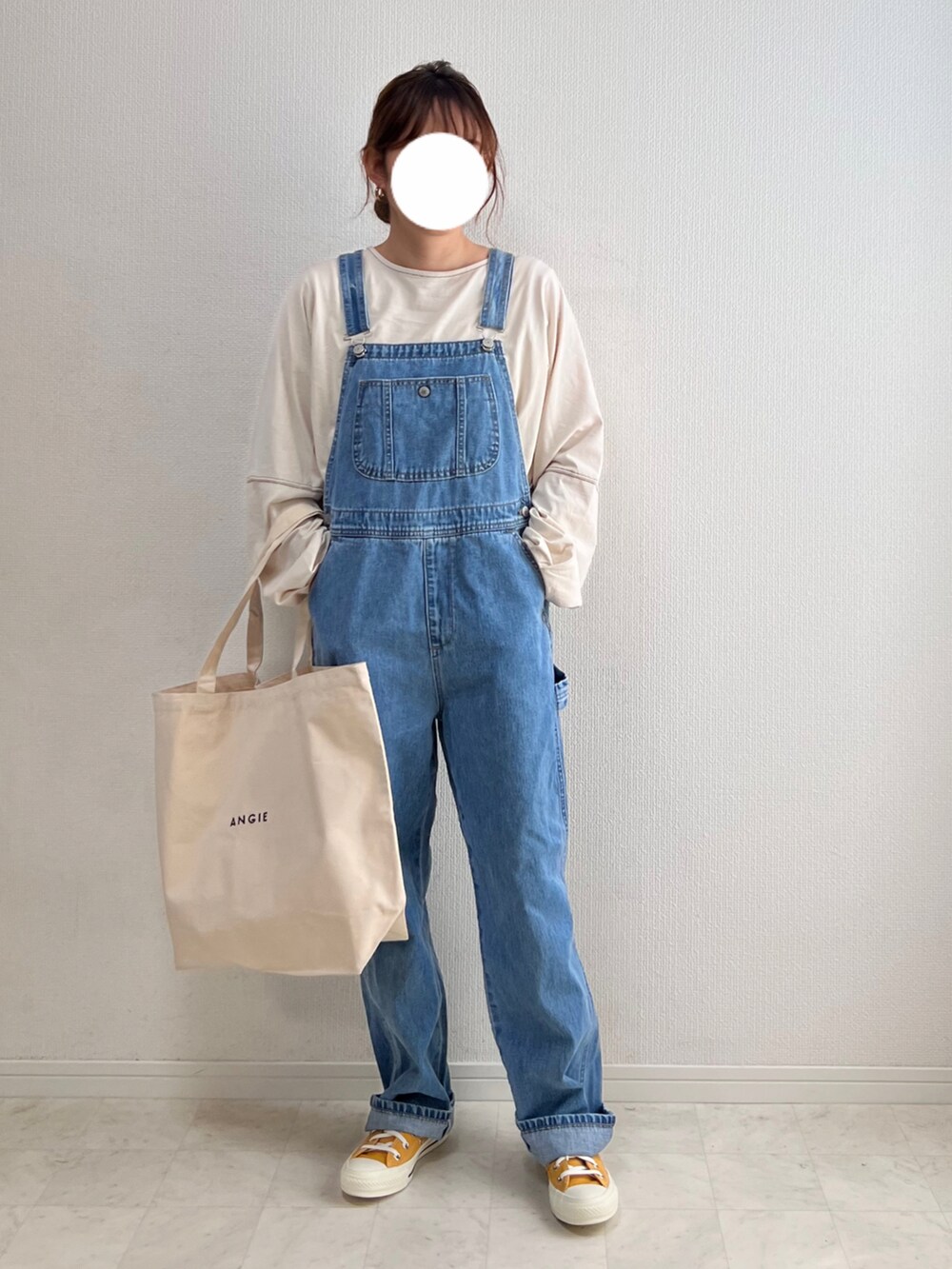 ベージュ系のTシャツ/カットソー、ブルー系のサロペット/オーバーオール、ホワイト系のトートバッグを着用したレディースの春コーディネートの3枚目の写真