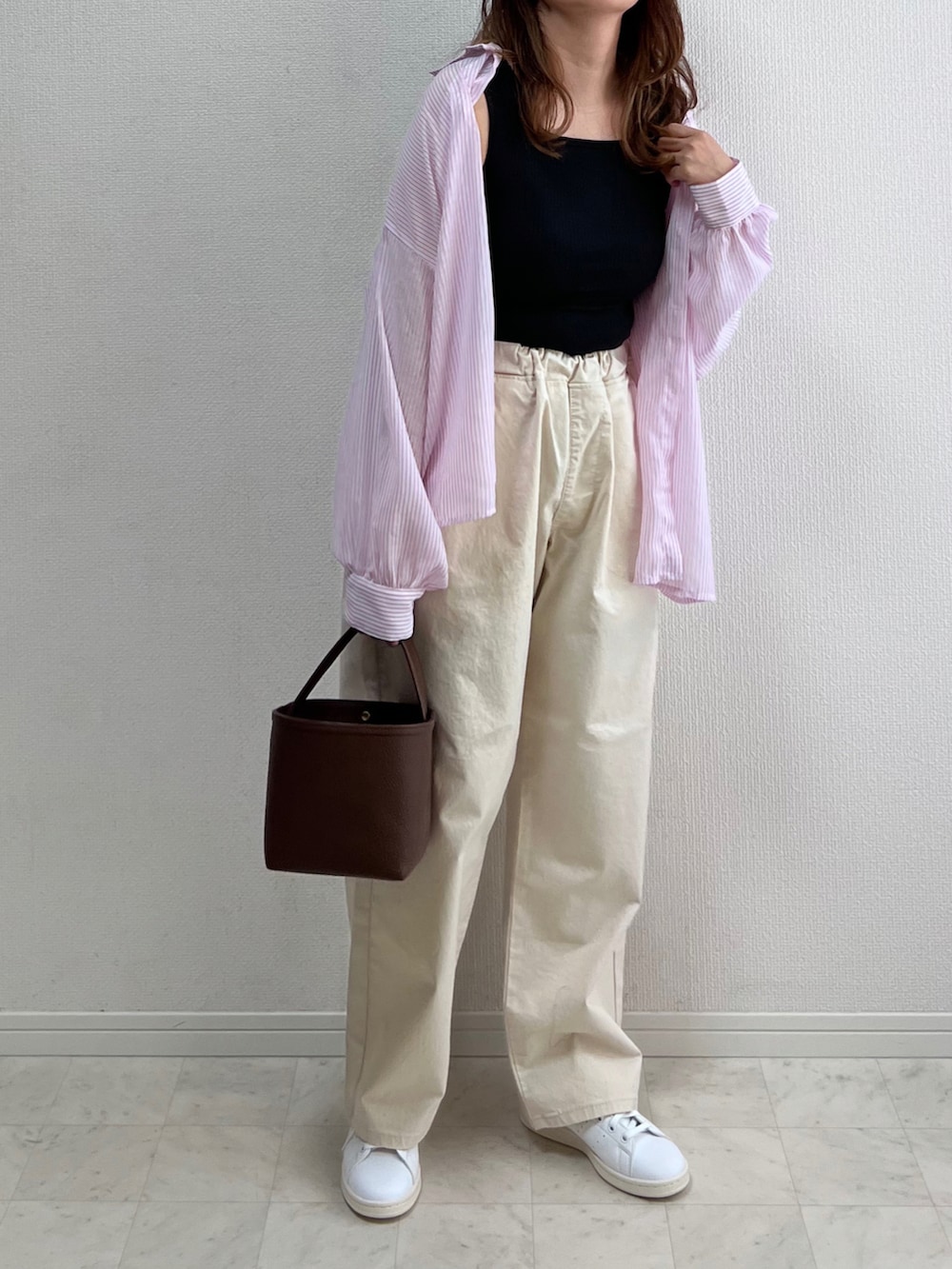 ピンク系のシャツ/ブラウス、ホワイト系のその他パンツ、ブラウン系のバッグを着用したレディースの春コーディネートの2枚目の写真
