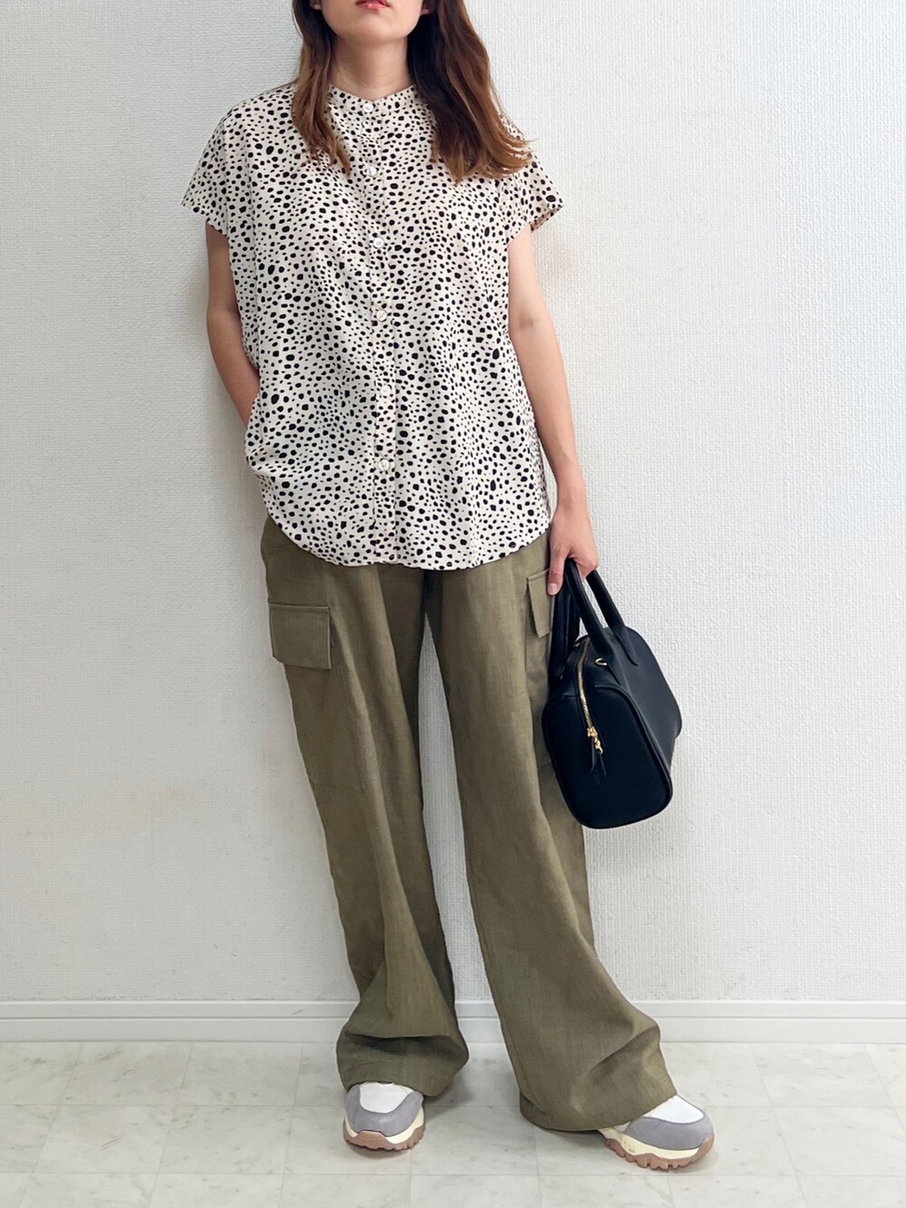 ホワイト系のシャツ/ブラウス、グリーン系のその他パンツ、ブラック系のバッグを着用したレディースの春コーディネートの2枚目の写真