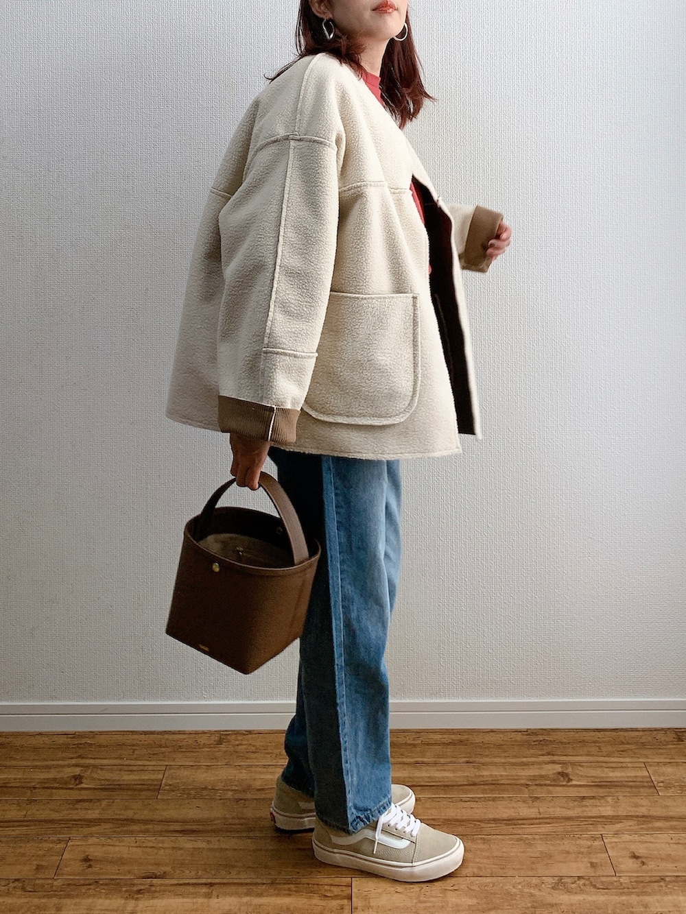 ブラウン系のジャケット/アウター、ブルー系のデニムパンツ、ピンク系のスウェットを着用したレディースの秋コーディネートの3枚目の写真