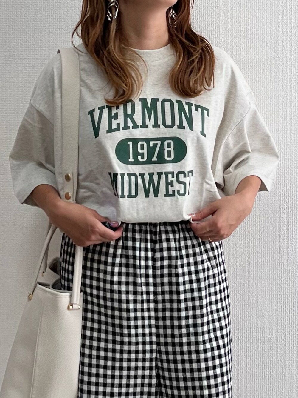 ベージュ系のTシャツ/カットソー、その他のその他パンツを着用したレディースの夏コーディネートの2枚目の写真