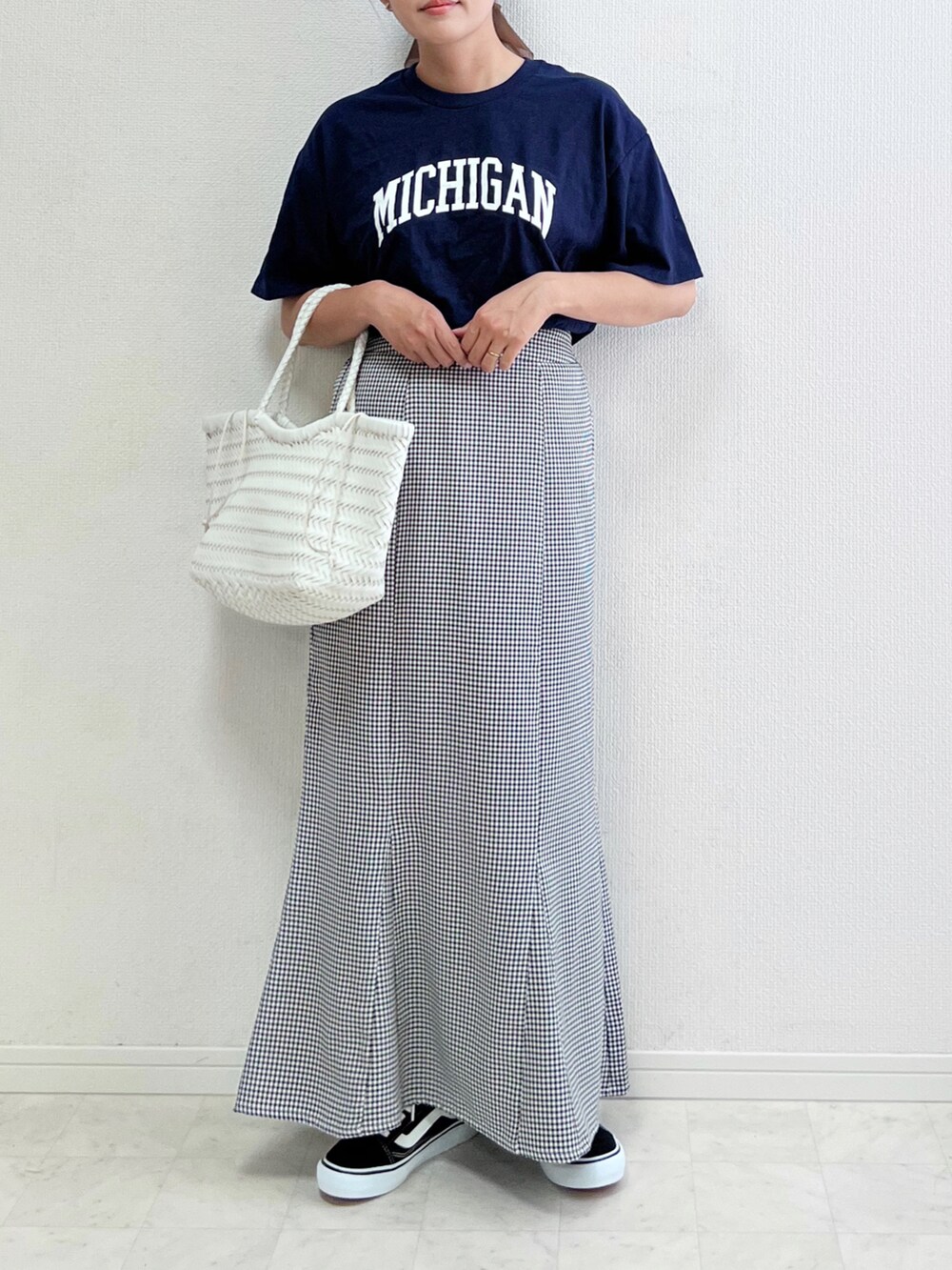 ブルー系のTシャツ/カットソー、ホワイト系のトートバッグ、その他のスカートを着用したレディースの春コーディネートの2枚目の写真