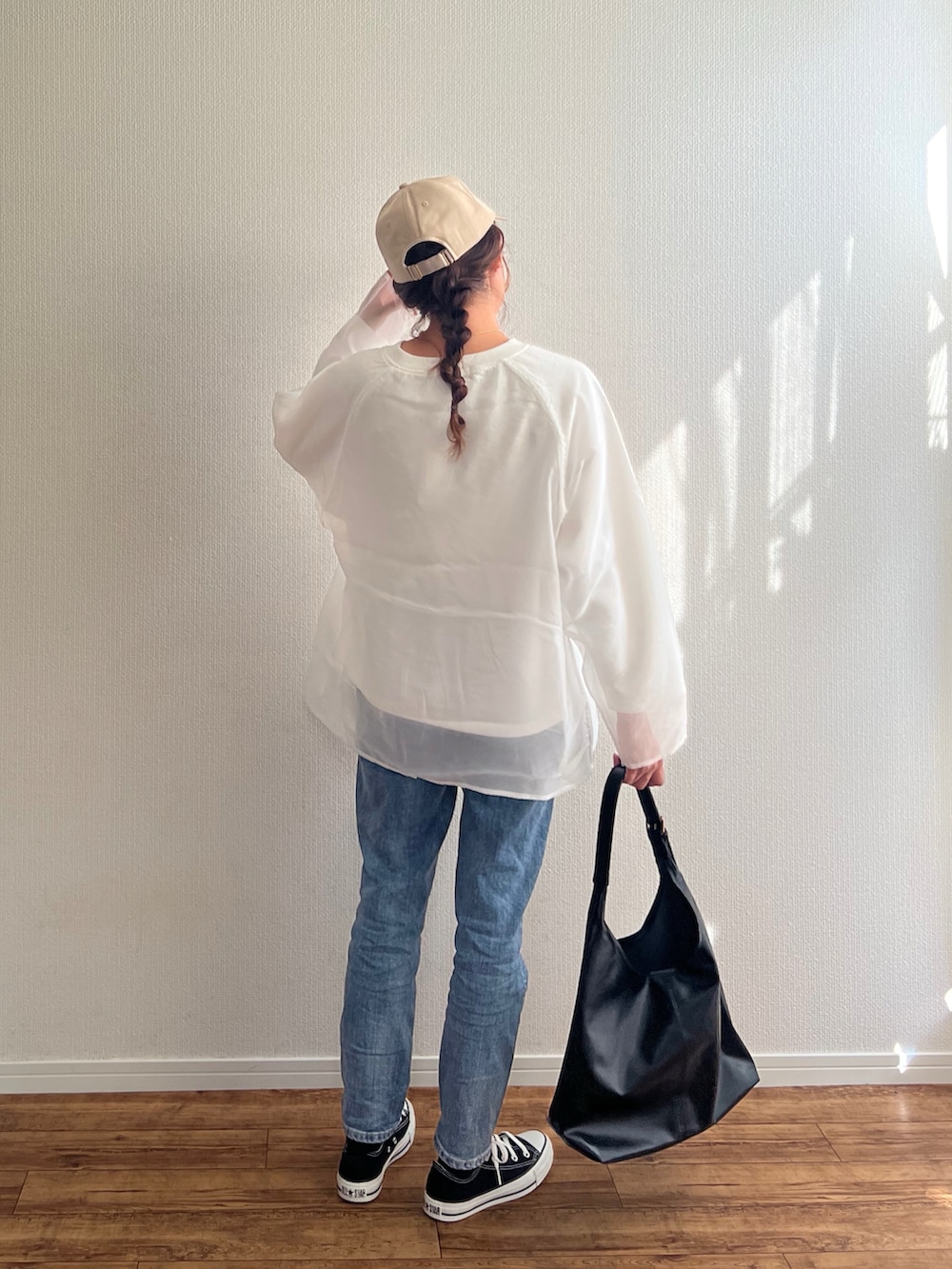 ホワイト系のTシャツ/カットソー、ブラック系のショルダーバッグ、ベージュ系のキャップを着用したレディースの秋コーディネートの4枚目の写真