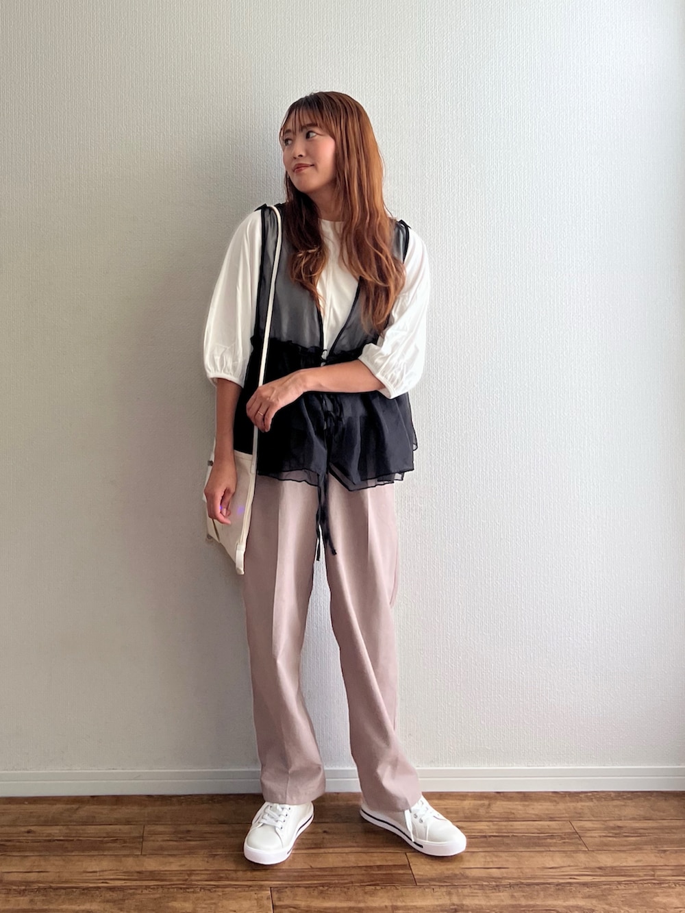 ホワイト系のTシャツ/カットソー、ベージュ系のショルダーバッグを着用したレディースの夏コーディネートの2枚目の写真