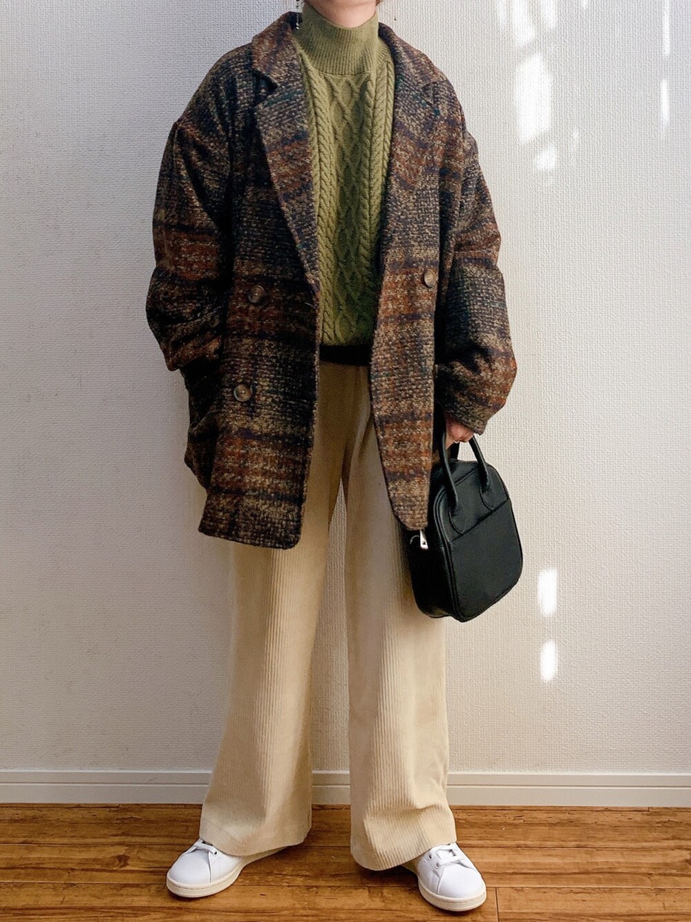 グリーン系のニット/セーター、ホワイト系のその他パンツ、ブラック系のバッグを着用したレディースの冬コーディネートの3枚目の写真