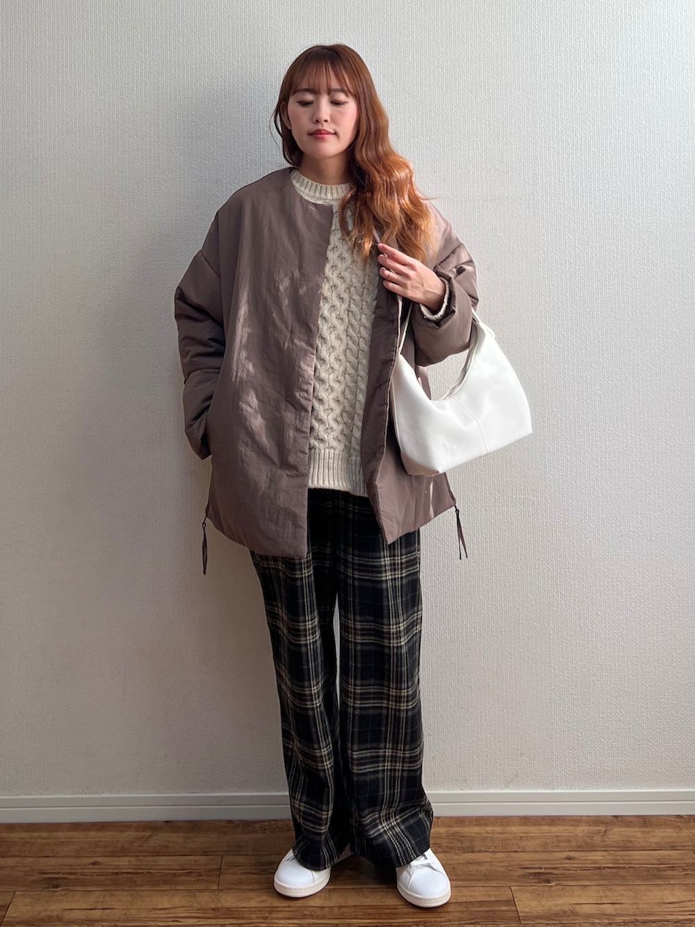 ブラウン系のその他アウター、ホワイト系のハンドバッグを着用したレディースの冬コーディネートの2枚目の写真