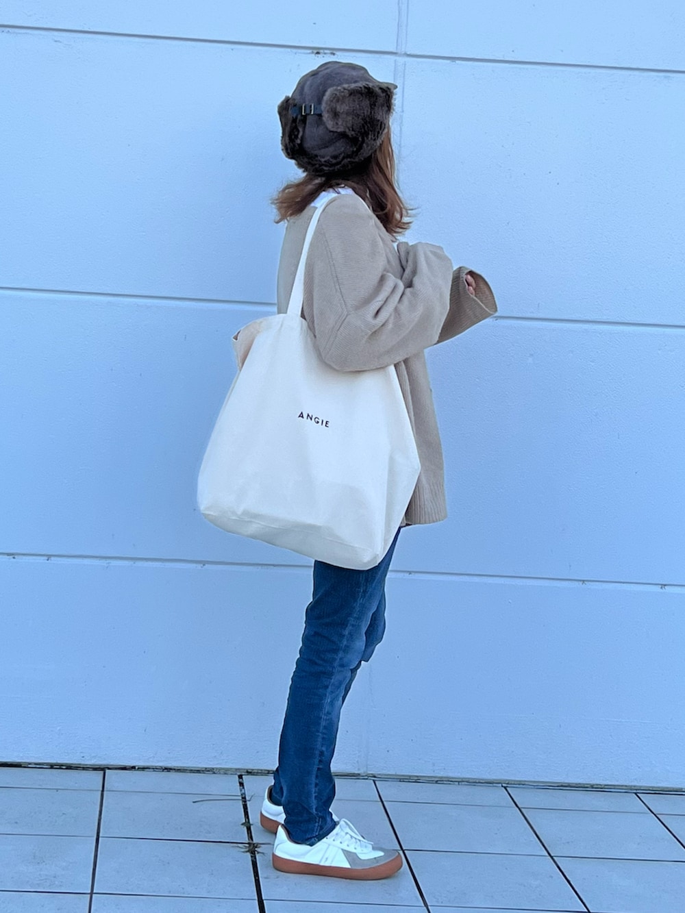 「大人カジュアル、休日コーデ、秋服、カーディガン、パンツコーデ、ラフコーデ、シンプルコーデ、オーバーサイズ、マタニティ、フライトキャップ」｜「ANGIEのオーバーサイズVネックニットカーディガン（カーディガン/ボレロ、ベージュ系）」を使った、anmiさん（レディース・156cm）の秋コーディネートの2枚目の写真