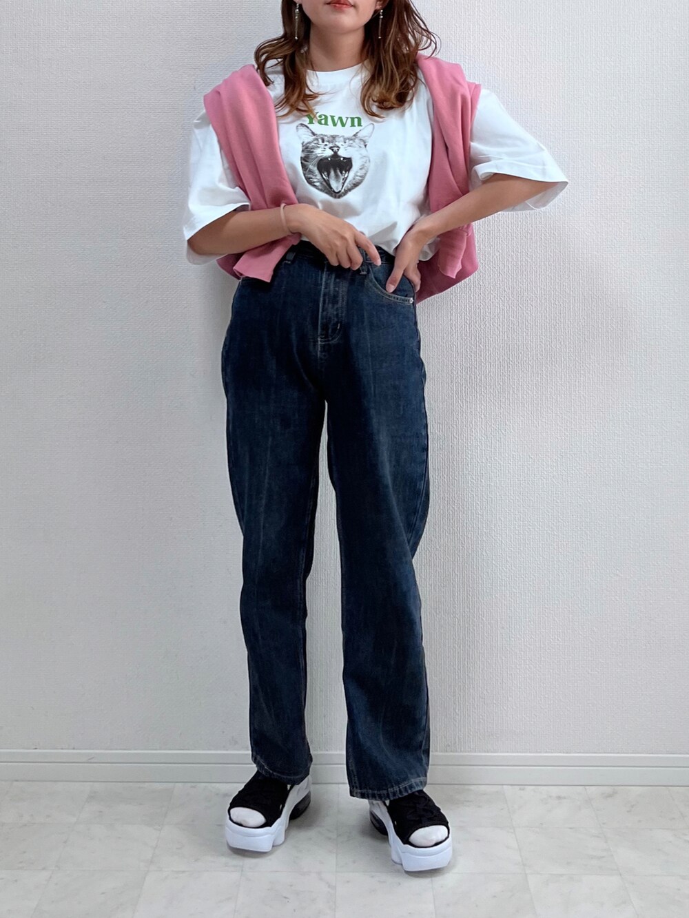 ホワイト系のTシャツ/カットソー、ブラック系のデニムパンツ、ピンク系のトップスを着用したレディースの春コーディネートの3枚目の写真