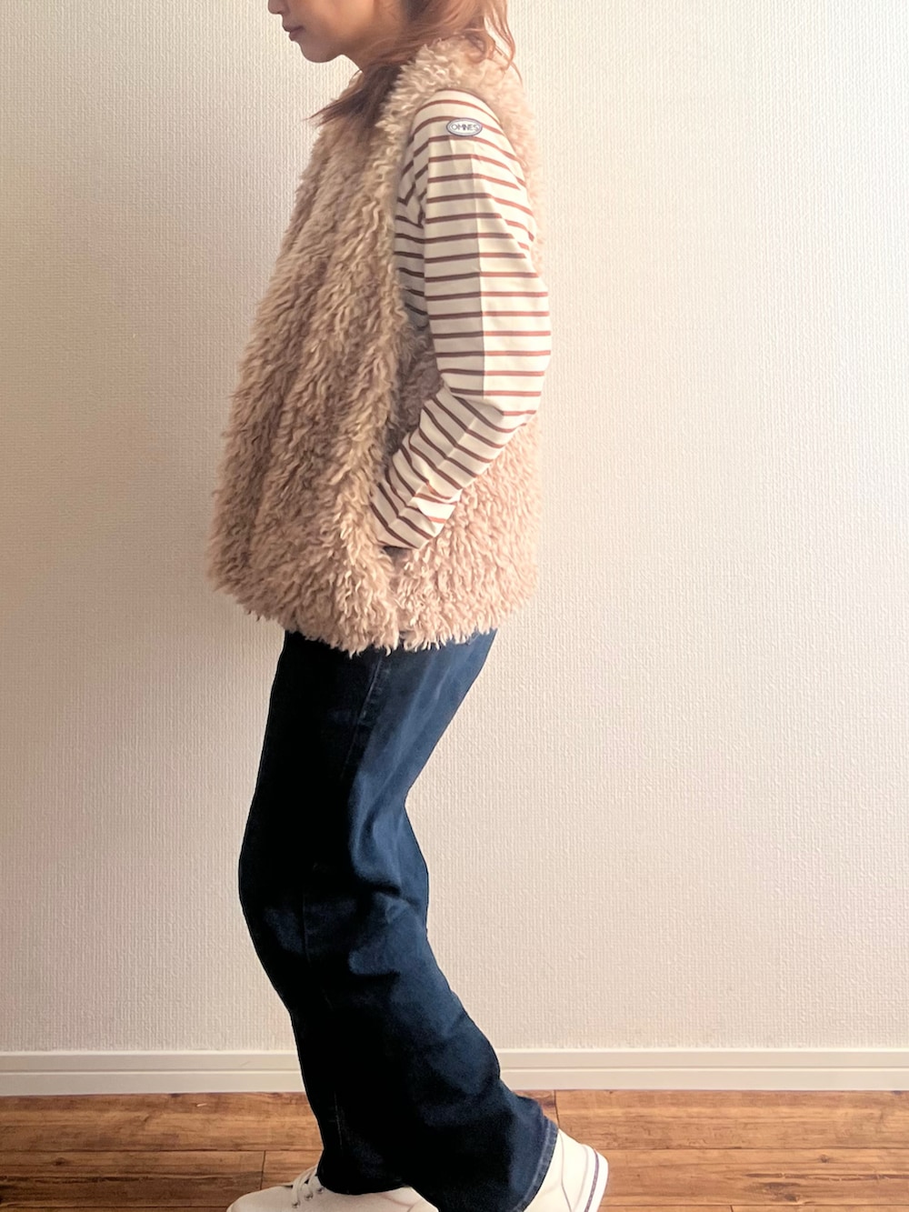 ブラウン系のTシャツ/カットソーを着用したレディースの春コーディネートの2枚目の写真