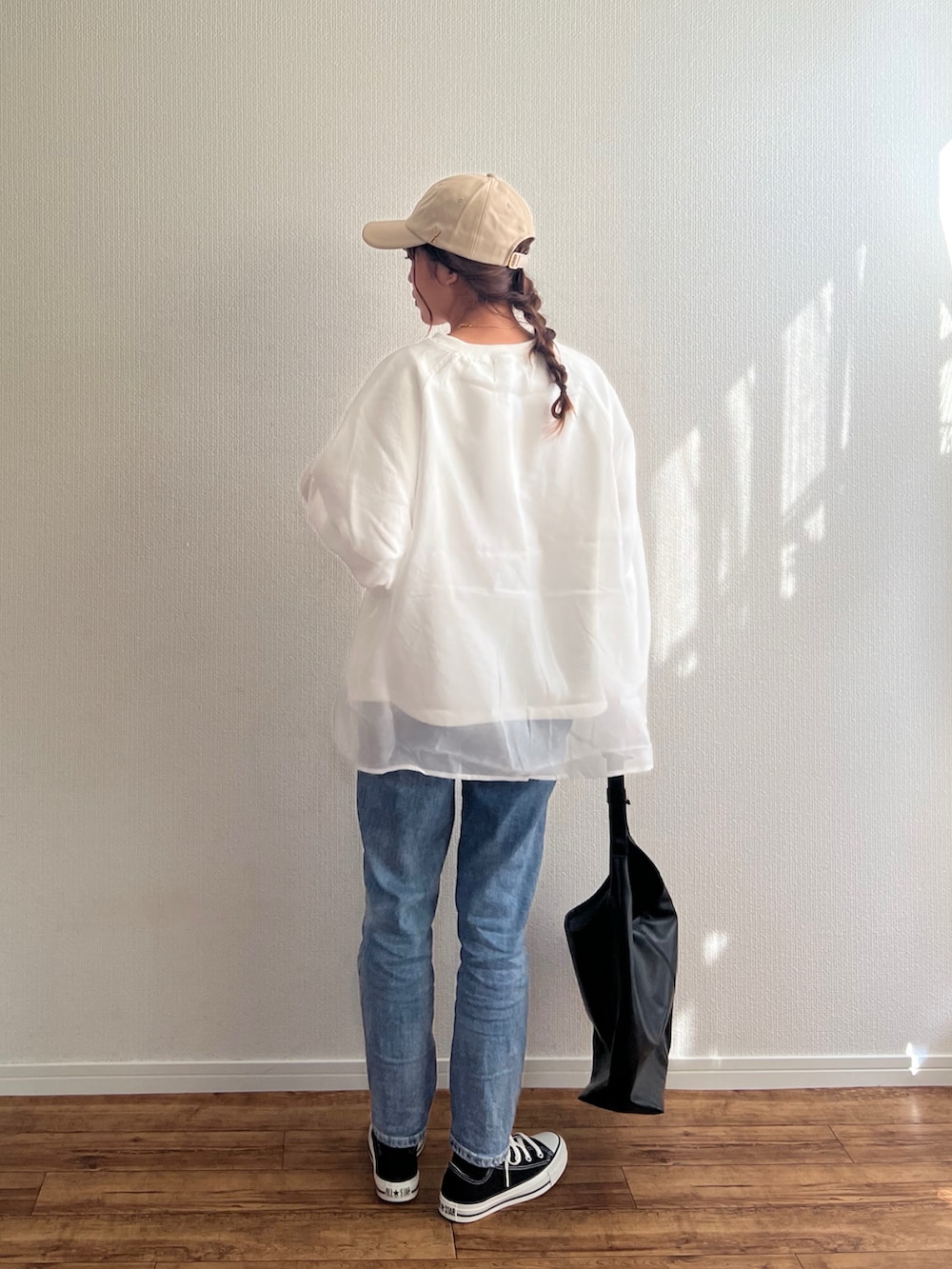 ホワイト系のTシャツ/カットソー、ブラック系のショルダーバッグ、ベージュ系のキャップを着用したレディースの秋コーディネートの2枚目の写真