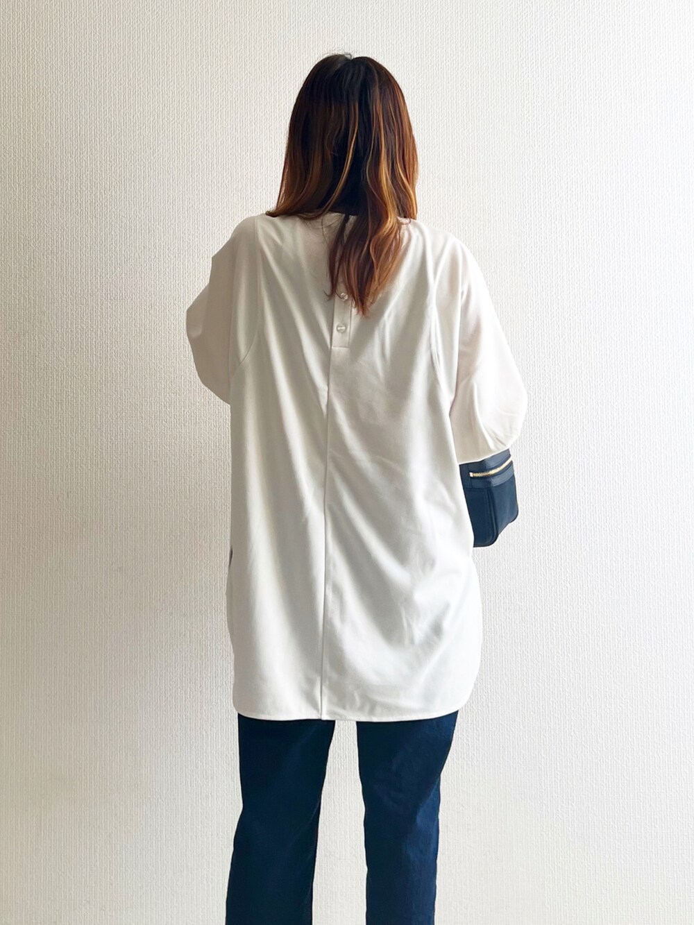 ホワイト系のTシャツ/カットソーを着用したレディースの夏コーディネートの2枚目の写真