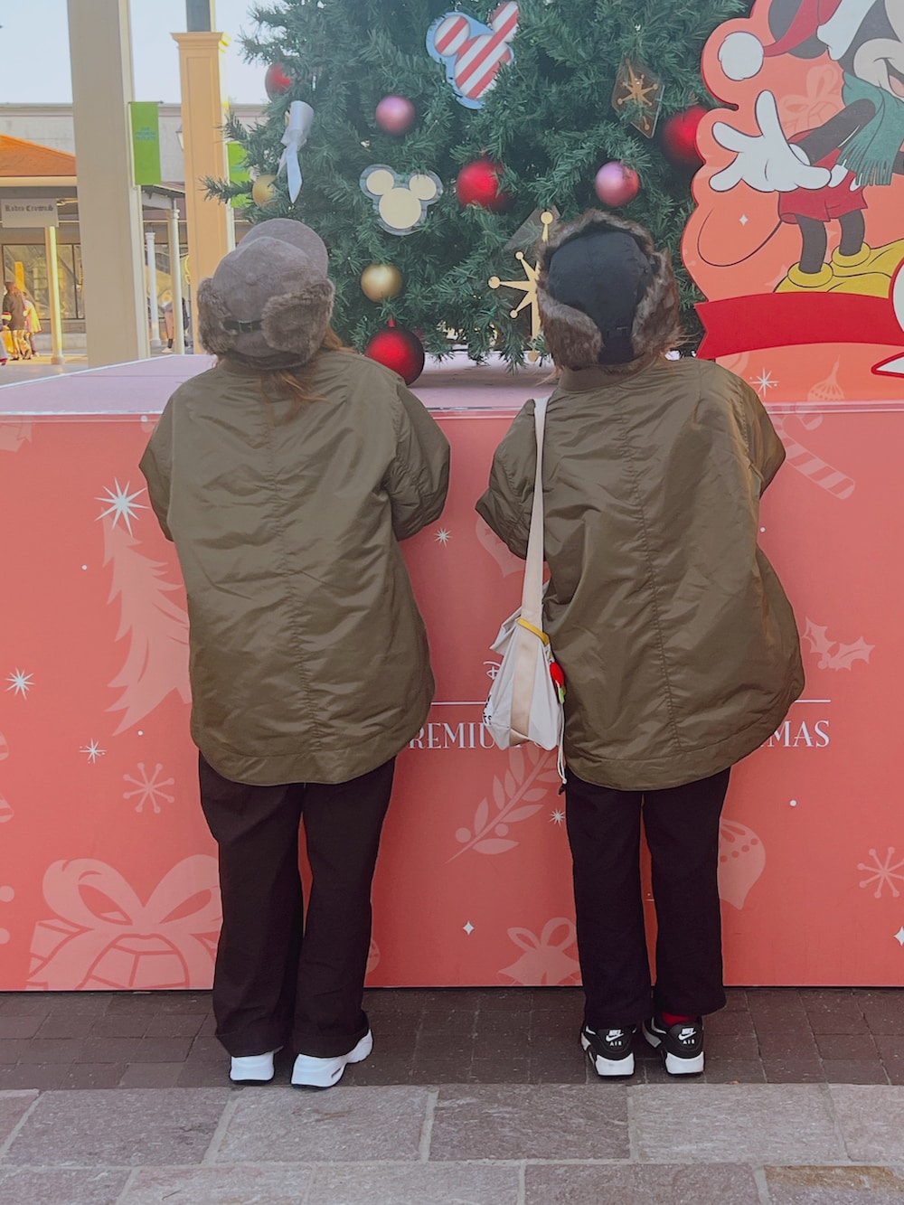 グリーン系のブルゾン、ブラック系のサロペット/オーバーオール、ホワイト系のその他トップスを着用したレディースの冬コーディネートの2枚目の写真