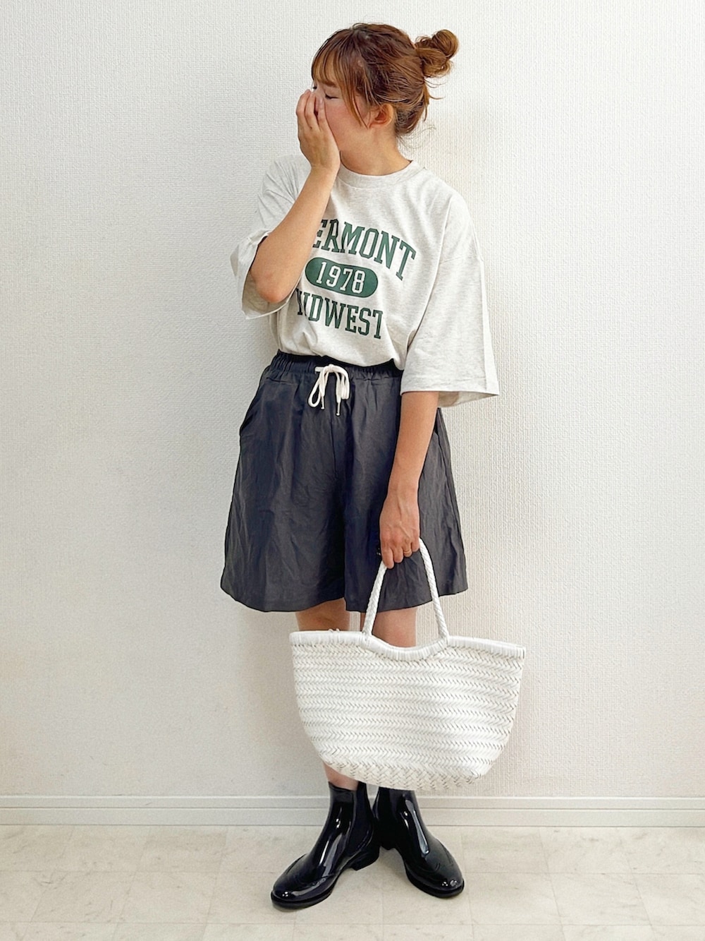 ベージュ系のTシャツ/カットソー、グレー系のその他パンツ、ブラック系のレインシューズを着用したレディースの夏コーディネートの2枚目の写真