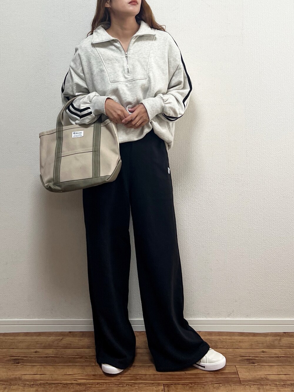 ブラック系のスウェットパンツを着用したレディースの秋コーディネートの2枚目の写真