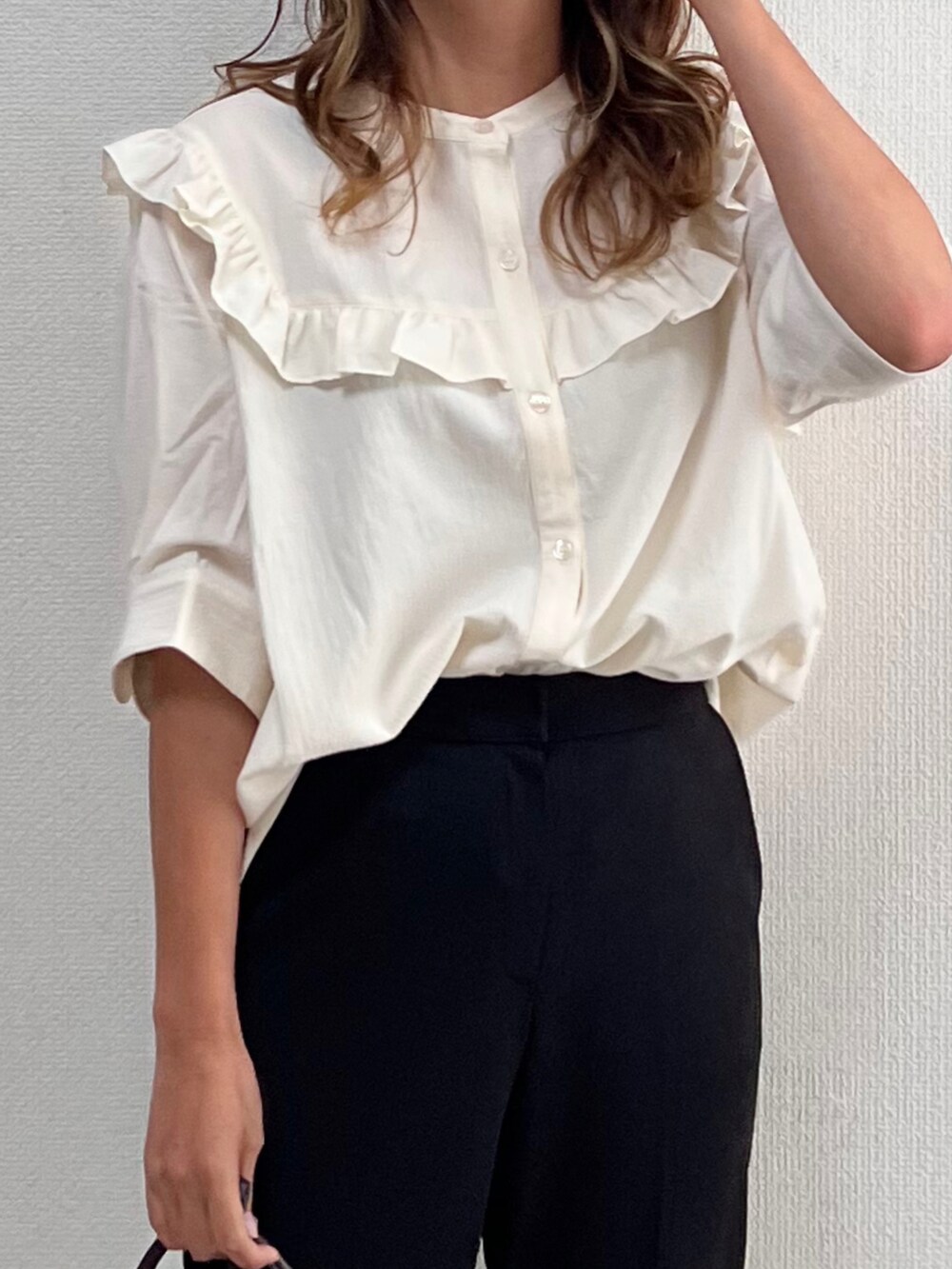 ホワイト系のシャツ/ブラウス、ブラック系のスラックス、ブラウン系のボストンバッグを着用したレディースの夏コーディネートの4枚目の写真