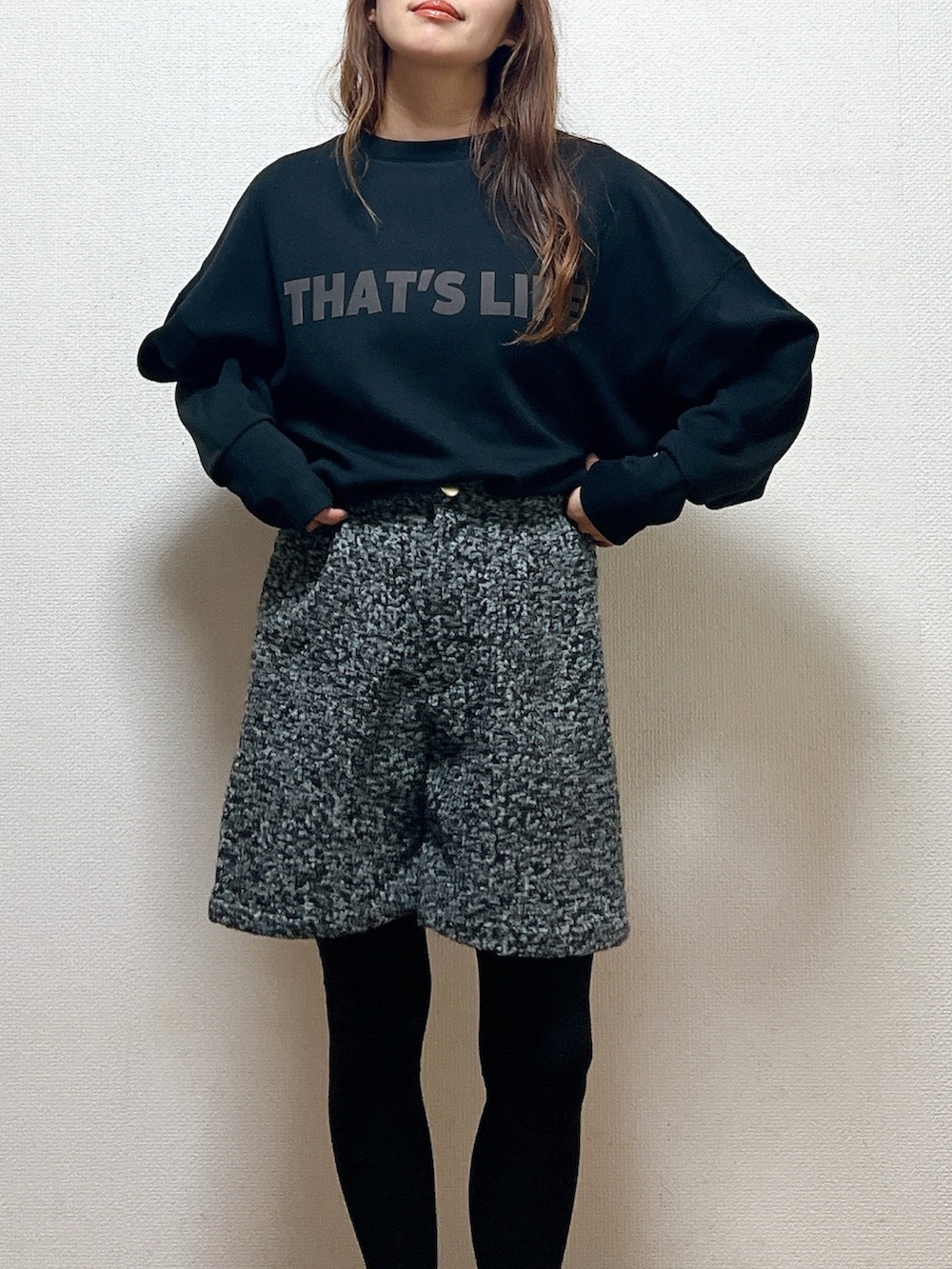ブラック系のTシャツ/カットソー、ベージュ系のカーディガン/ボレロ、ブラック系のショルダーバッグを着用したレディースの冬コーディネートの3枚目の写真