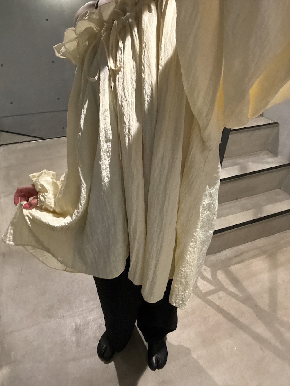 イエロー系のトップスを着用したレディースの春コーディネートの2枚目の写真