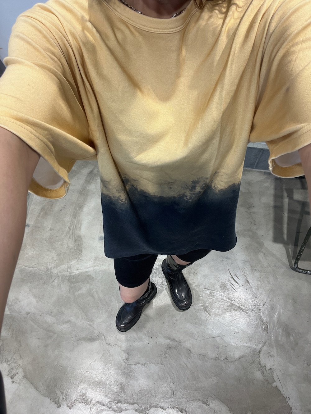「CHARLES & KEITHのチャンキープラットフォーム ニーハイブーツ（ブーツ、グレー系）」を使った、eikoさん（レディース・160cm）の秋コーディネートの2枚目の写真