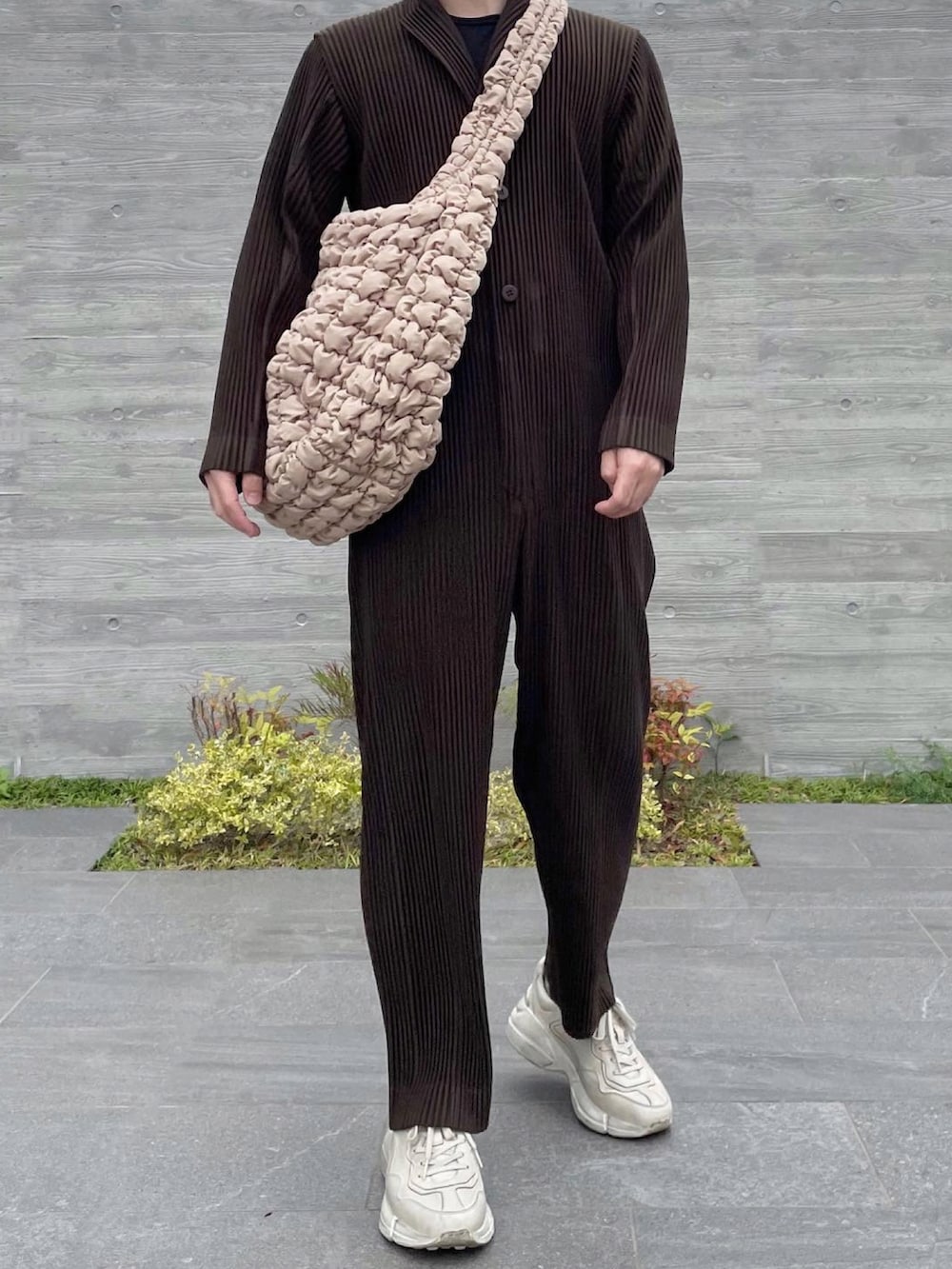 ブラウン系のつなぎ/オールインワン、ベージュ系のバッグ、ホワイト系のスニーカーを着用したメンズの春コーディネートの3枚目の写真