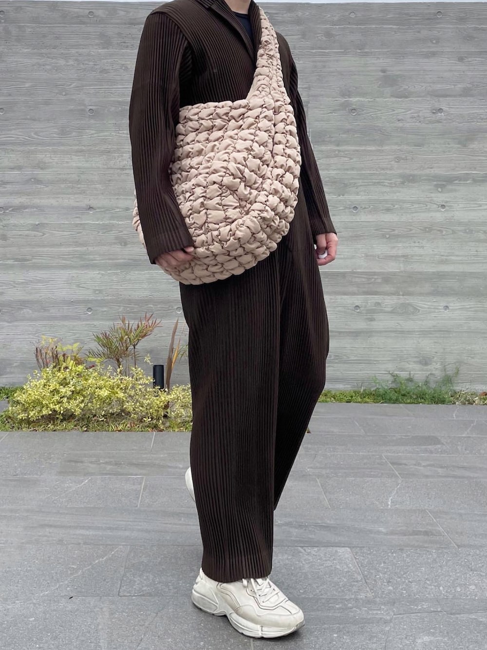 ブラウン系のつなぎ/オールインワン、ベージュ系のバッグ、ホワイト系のスニーカーを着用したメンズの春コーディネートの2枚目の写真