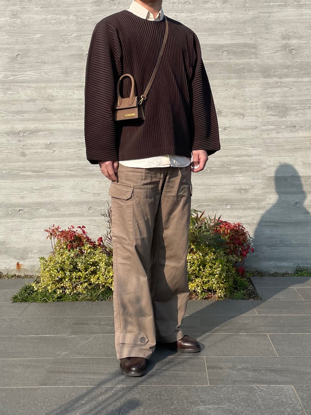 ブラウン系のTシャツ/カットソー、グリーン系のカーゴパンツ、ブラウン系のドレスシューズを着用したメンズの春コーディネートの3枚目の写真