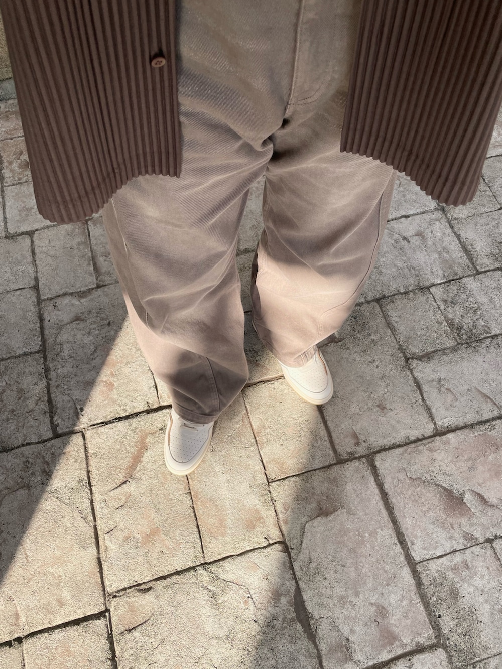 ホワイト系のスニーカー、ブラウン系のデニムパンツ、ブラウン系のシャツ/ブラウスを着用したメンズの夏コーディネートの4枚目の写真
