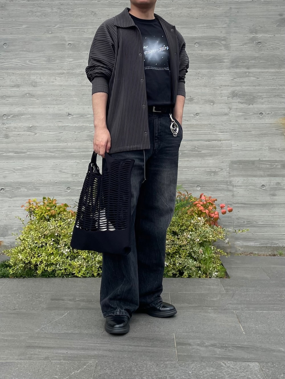 ブラック系のTシャツ/カットソー、グレー系のブルゾン、ブラック系のデニムパンツを着用したメンズの夏コーディネートの3枚目の写真