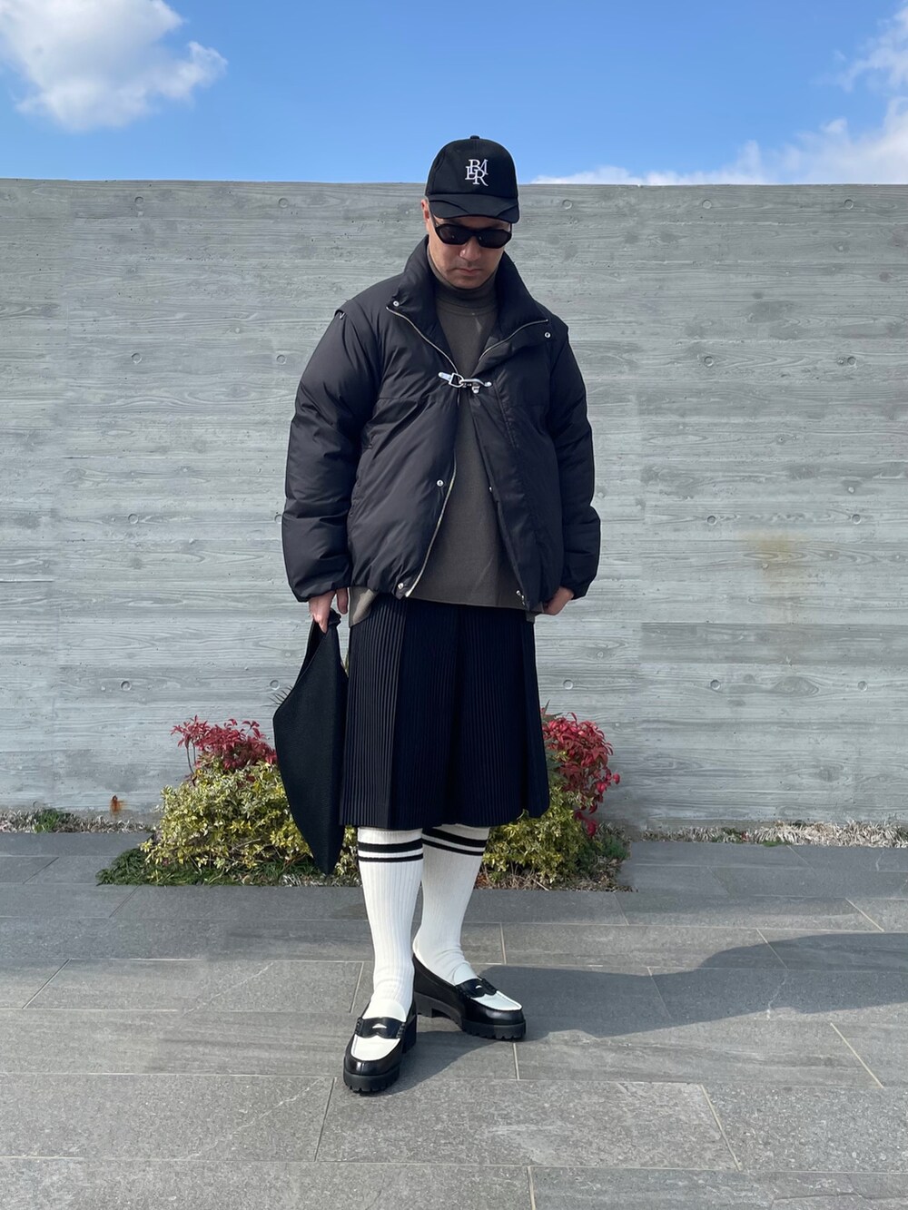「ニットベスト、ローファー、キャップ、モノトーン、hommeplisse、オムプリッセイッセイミヤケ、BLAYMORE、革靴×靴下」｜「BLAYMOREの【BLAYMORE】Fireman Down Jacket（その他アウター、ブラック系）」を使った、KEIさん（メンズ・168cm）の冬コーディネートの4枚目の写真