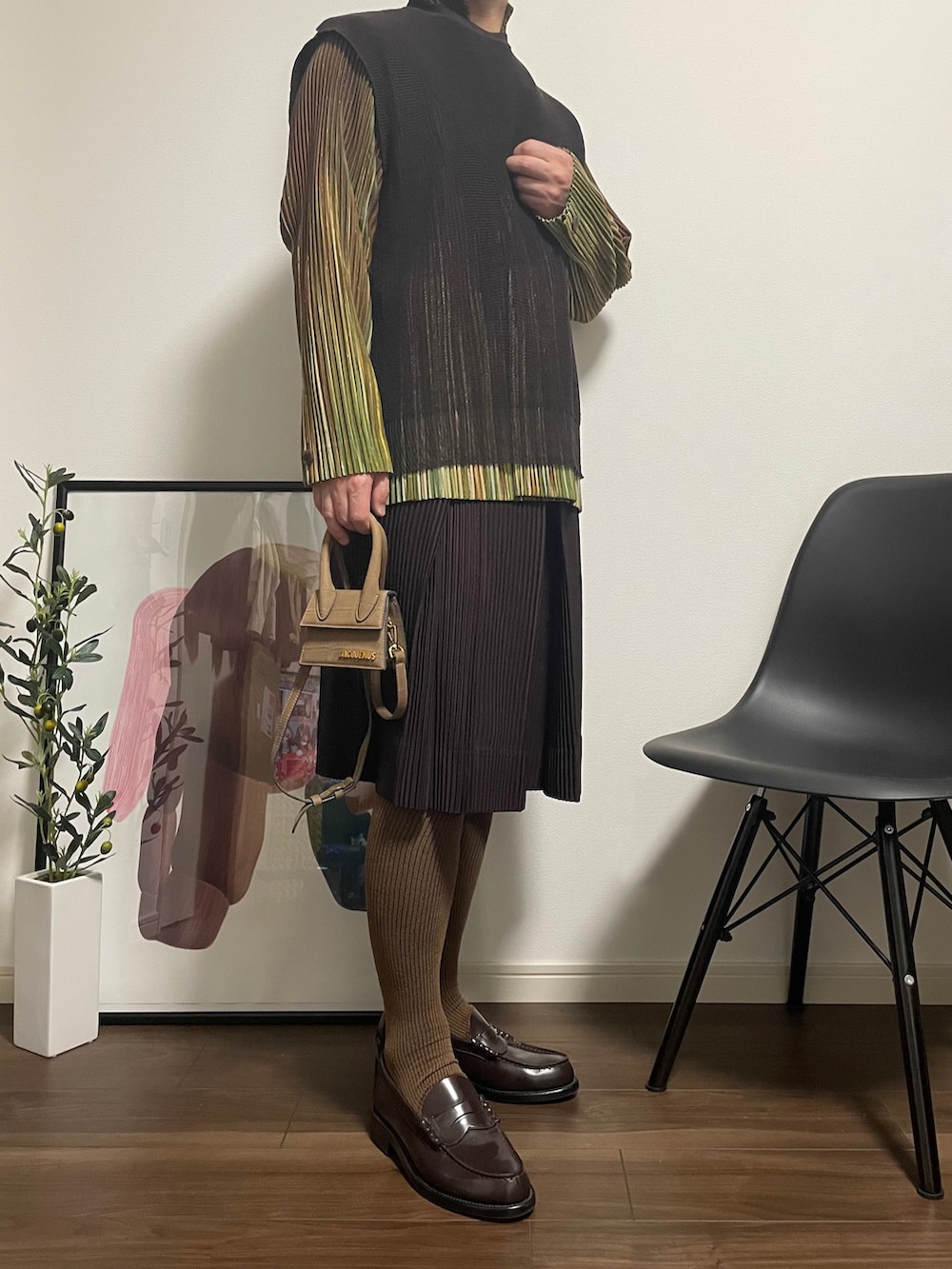ブラウン系のベスト、グリーン系のテーラードジャケット、ブラウン系のその他パンツを着用したメンズの春コーディネートの4枚目の写真