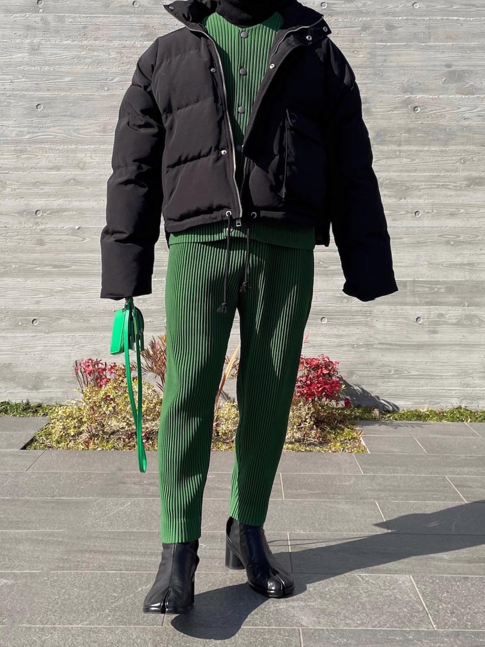 ブラック系のダウンジャケット/コート、ブラウン系のニット/セーター、グリーン系のカーディガン/ボレロを着用したメンズの冬コーディネートの2枚目の写真