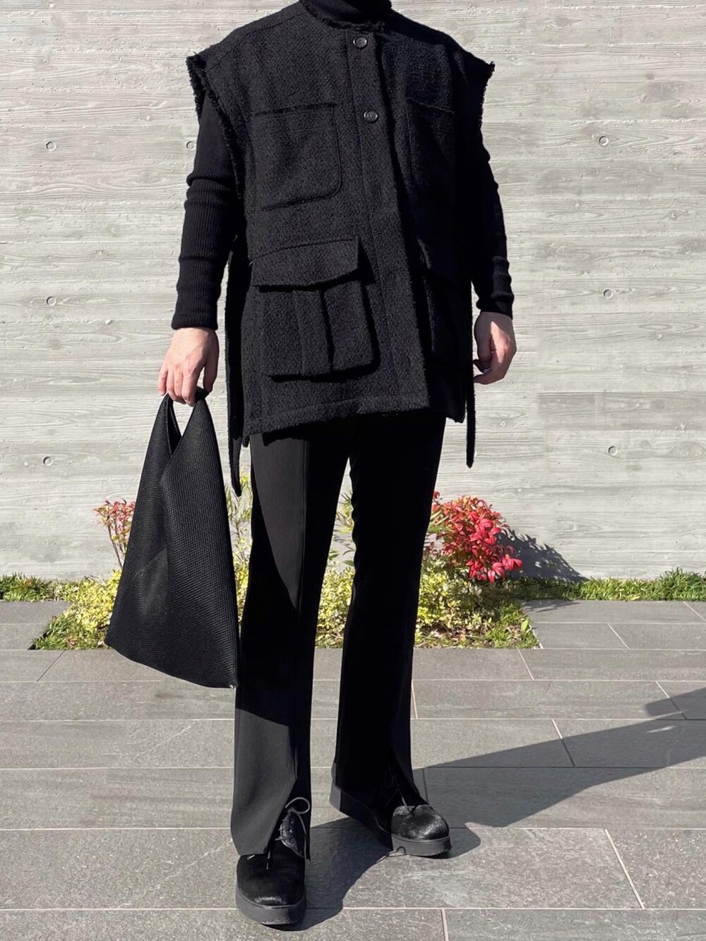 ブラック系のブルゾン、ブラック系のニット/セーター、ブラック系のその他パンツを着用したメンズの秋コーディネートの2枚目の写真