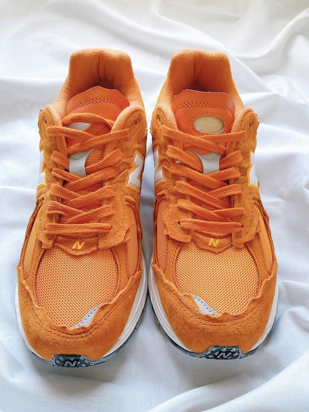 「オーバーサイズ、オムプリッセイッセイミヤケ、HOMME PLISSÉ ISSEY MIYAKE、2002R、New Balance、スニーカー」｜「MAISON SPECIALの《ユニセックスアイテム》スマッシングポンチプライムオーバークルーネックTシャツ 【MAISON SPECIAL/メゾンスペシャル】（Tシャツ/カットソー、オレンジ系）」を使った、KEIさん（メンズ・168cm）の秋コーディネートの3枚目の写真