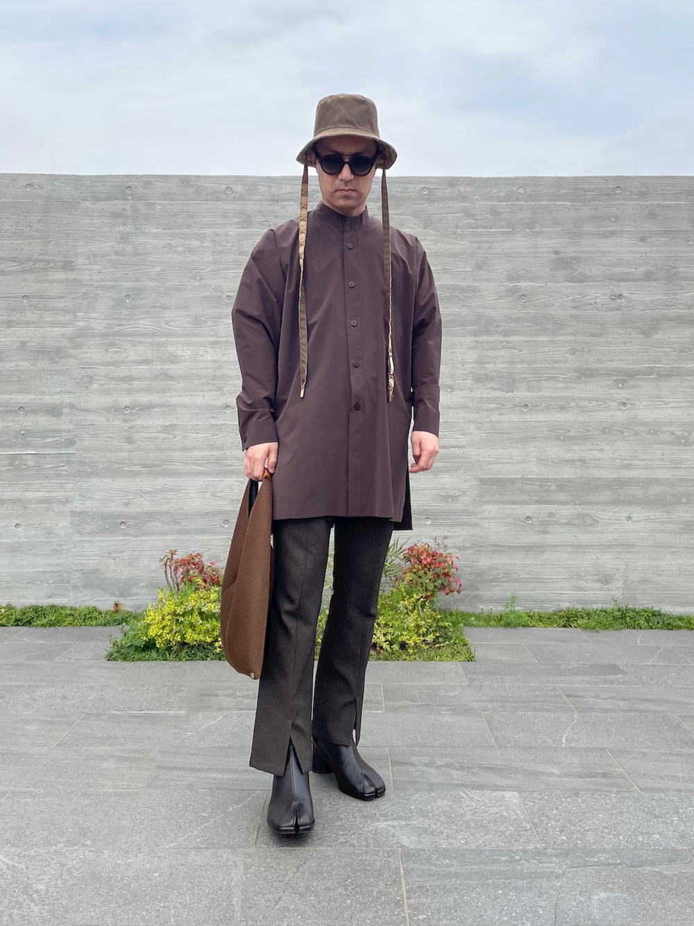 ブラウン系のシャツ/ブラウス、ブラウン系のバッグ、ブラウン系のその他パンツを着用したメンズの春コーディネートの2枚目の写真