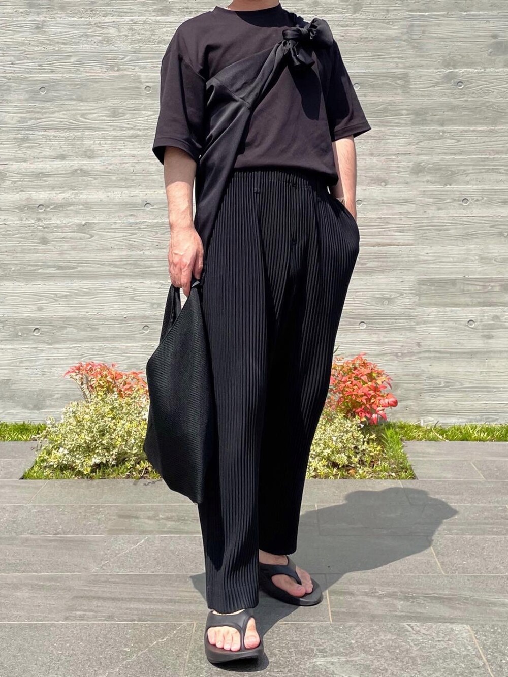 ブラック系のシャツ/ブラウス、ブラック系のTシャツ/カットソー、ブラック系のハンドバッグを着用したメンズの夏コーディネートの2枚目の写真