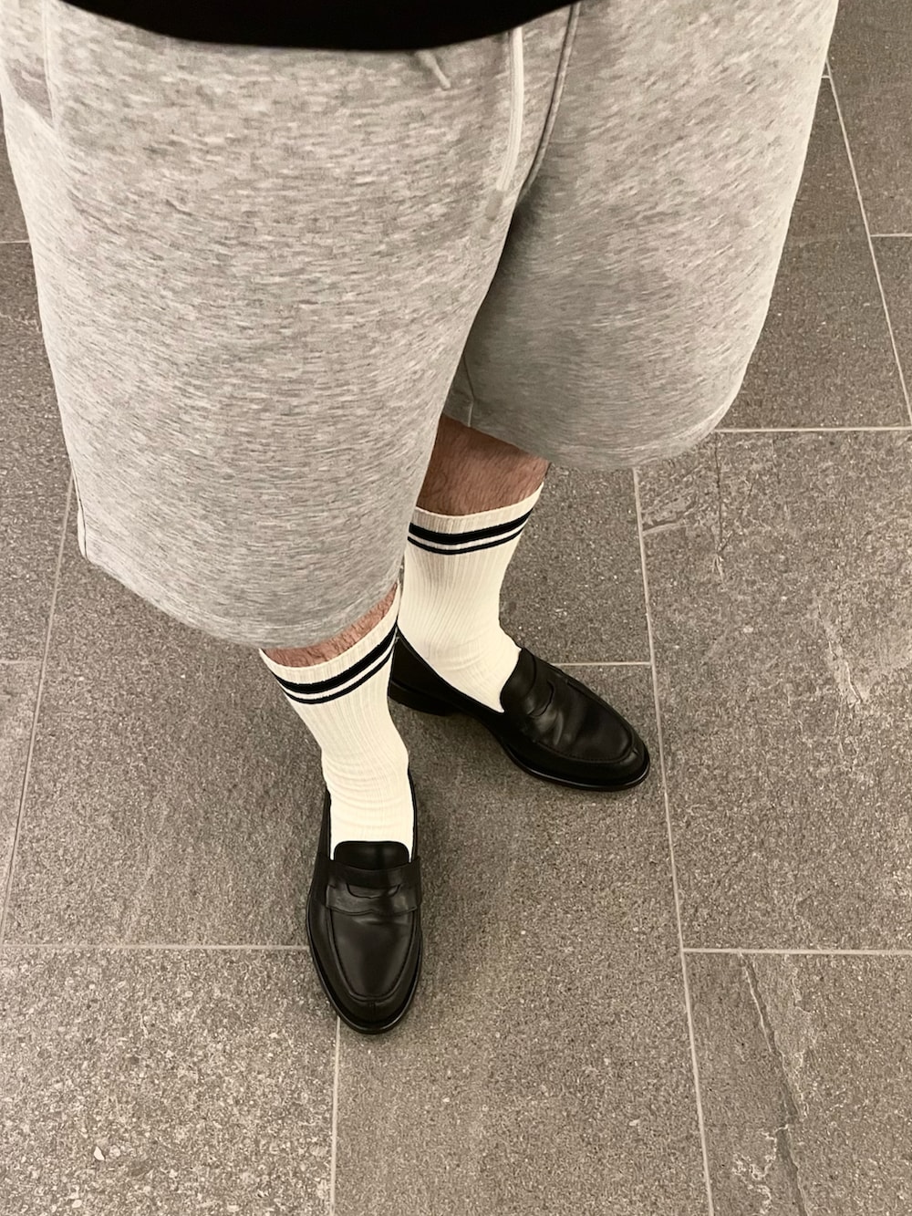 ホワイト系のシャツ/ブラウス、グレー系のスウェットパンツ、ブラック系のローファーを着用したメンズの夏コーディネートの4枚目の写真