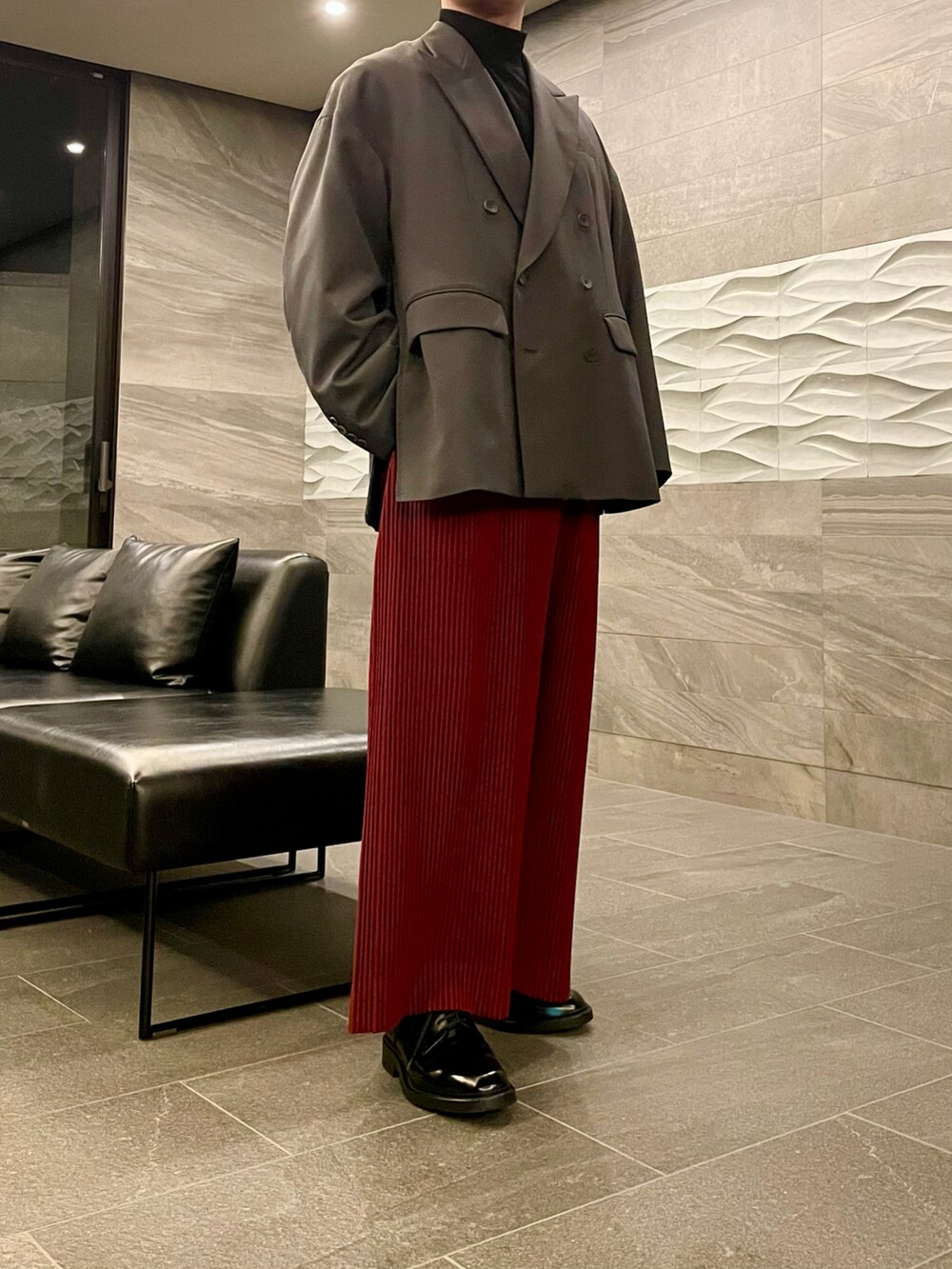 「hommeplisse、オムプリッセイッセイミヤケ、モード、ワイドパンツ、regal、ジャケット」｜「MAISON SPECIALの《UNISEX》Wool Mix Prime-Over Peaked Lapel Double Tailored Jacket/ウールミックスプライムオーバーピークドラペルダブルテーラードジャケット【MAISON SPECIAL/メゾンスペシャル】■セットアップ対応■（テーラードジャケット、グレー系）」を使った、KEIさん（メンズ・168cm）の秋コーディネートの4枚目の写真