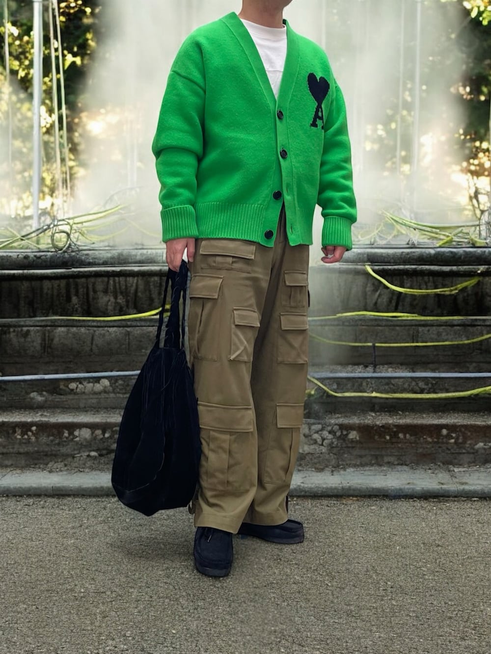 グリーン系のカーディガン/ボレロ、グリーン系のカーゴパンツ、ブラック系のモカシン/デッキシューズを着用したメンズの冬コーディネートの2枚目の写真