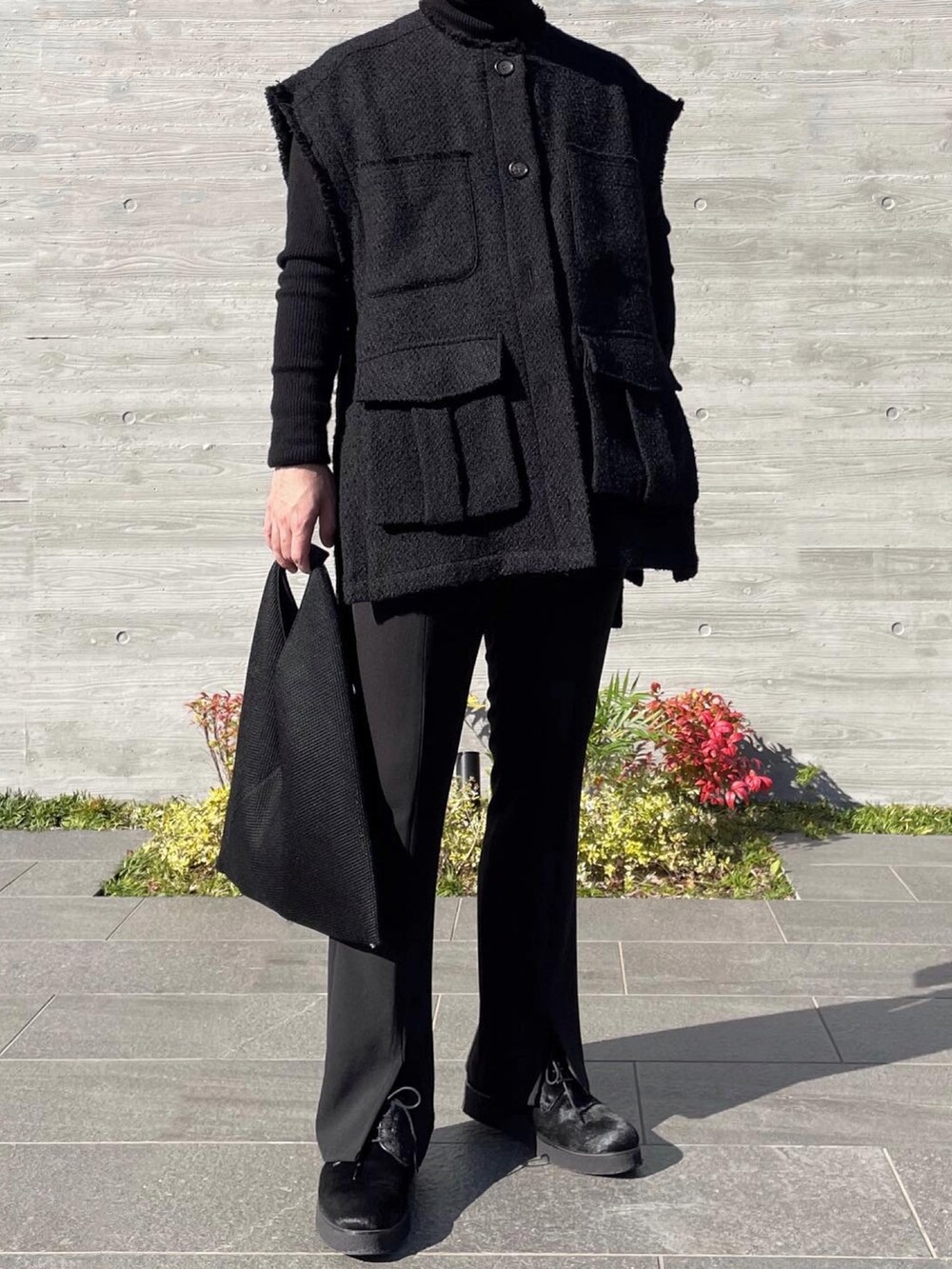 ブラック系のブルゾン、ブラック系のニット/セーター、ブラック系のその他パンツを着用したメンズの秋コーディネートの3枚目の写真