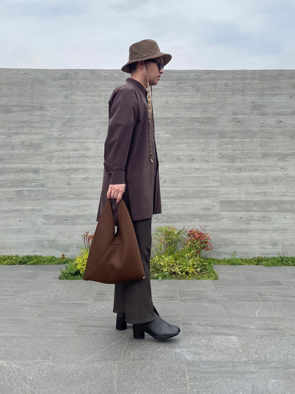 ブラウン系のシャツ/ブラウス、ブラウン系のバッグ、ブラウン系のその他パンツを着用したメンズの春コーディネートの3枚目の写真