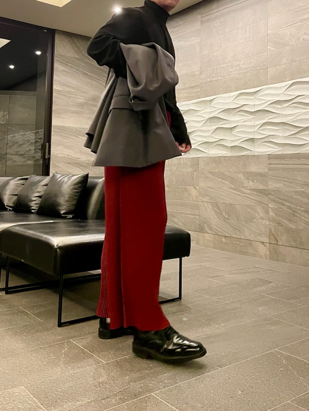 ブラック系のTシャツ/カットソー、グレー系のテーラードジャケット、レッド系のその他パンツを着用したメンズの秋コーディネートの3枚目の写真