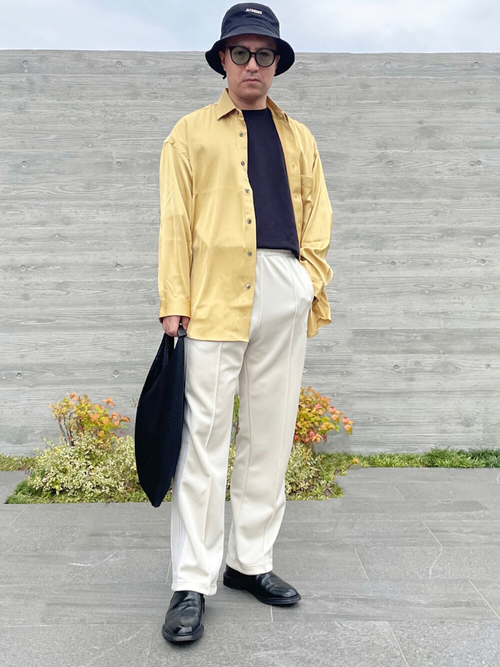 イエロー系のシャツ/ブラウス、ブラック系のTシャツ/カットソー、ベージュ系のその他パンツを着用したメンズの春コーディネートの2枚目の写真