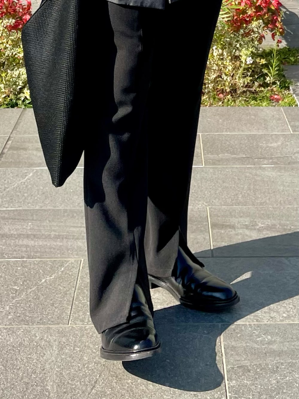 グレー系のテーラードジャケット、ブラック系のハンドバッグ、ブラック系のその他パンツを着用したメンズの秋コーディネートの3枚目の写真