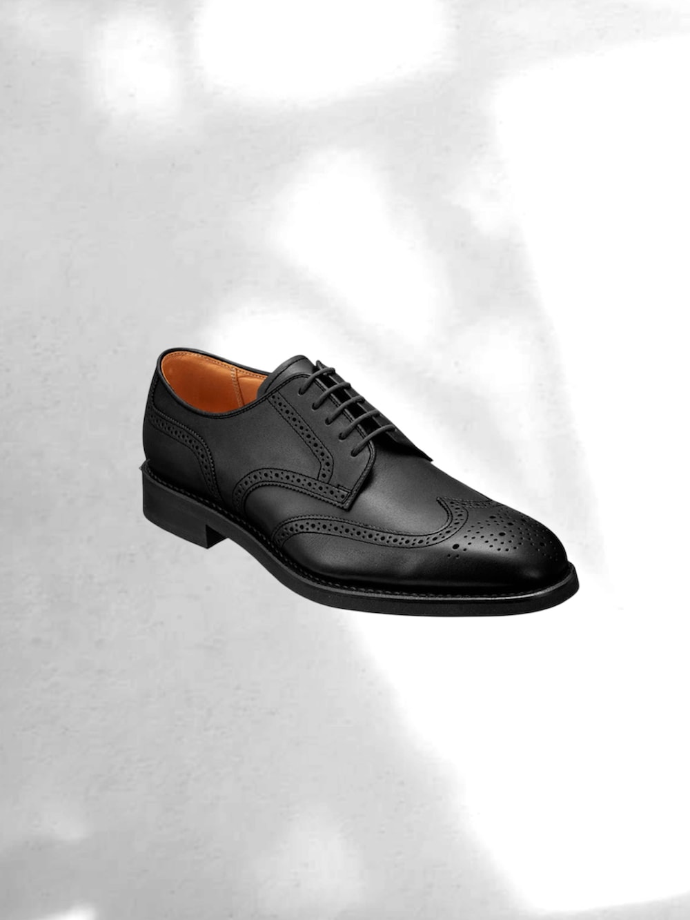 ホワイト系のスラックス、ブルー系のテーラードジャケット、ブラック系のドレスシューズを着用したメンズの冬コーディネートの3枚目の写真