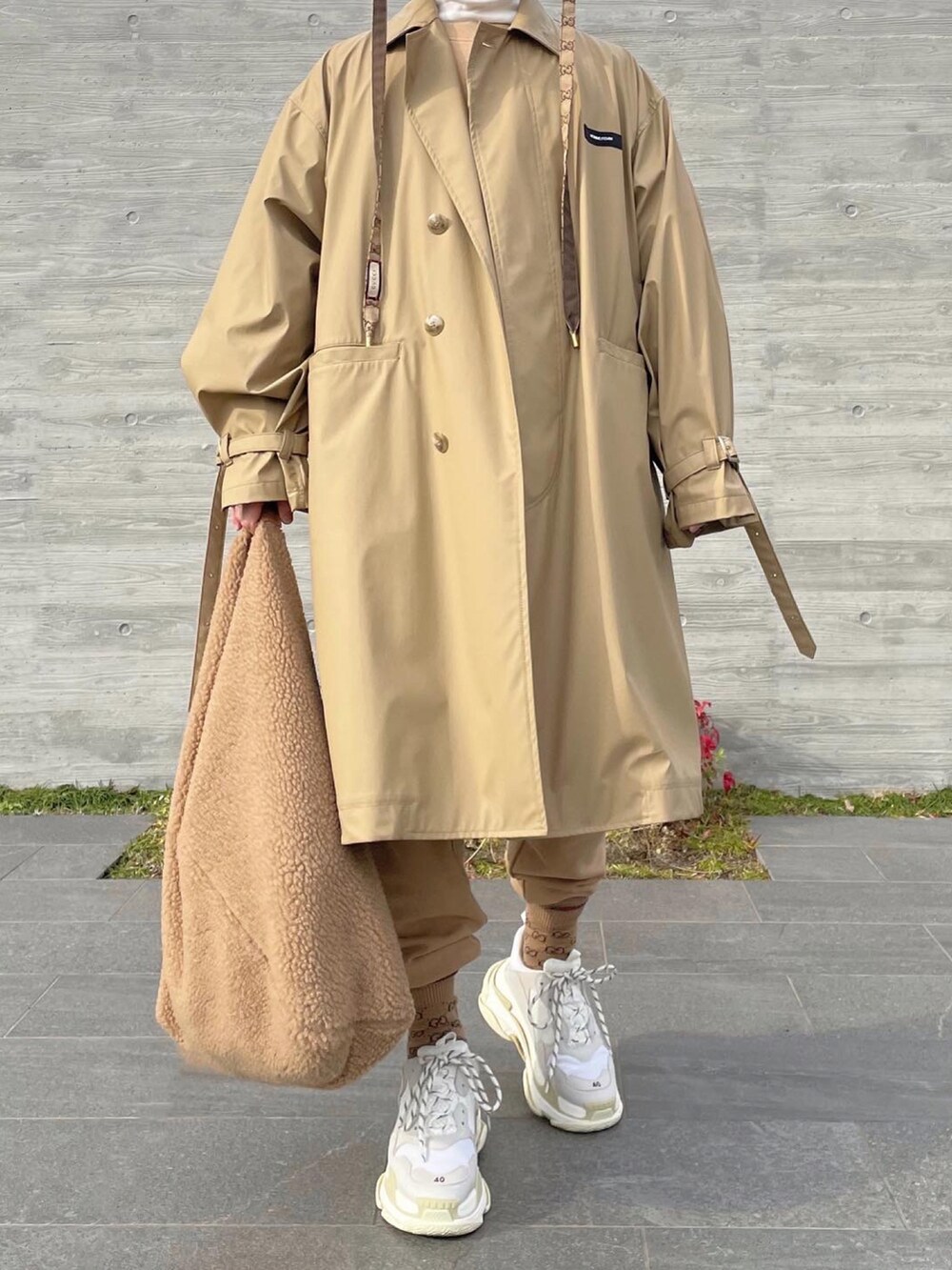「プチプラ、BALENCIAGA、GUCCI、オーバーサイズ、ベージュ、ワントーンコーデ、バケットハット」｜「GUCCIのアイテム（ハット、ブラウン系）」を使った、KEIさん（メンズ・168cm）の冬コーディネートの2枚目の写真