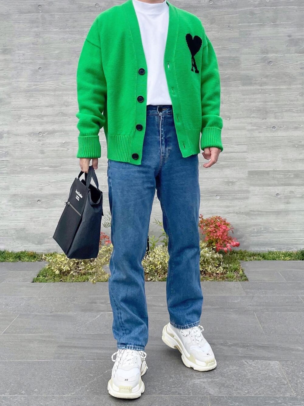 グリーン系のカーディガン/ボレロ、ホワイト系のTシャツ/カットソー、ブラック系のトートバッグを着用したメンズの秋コーディネートの2枚目の写真